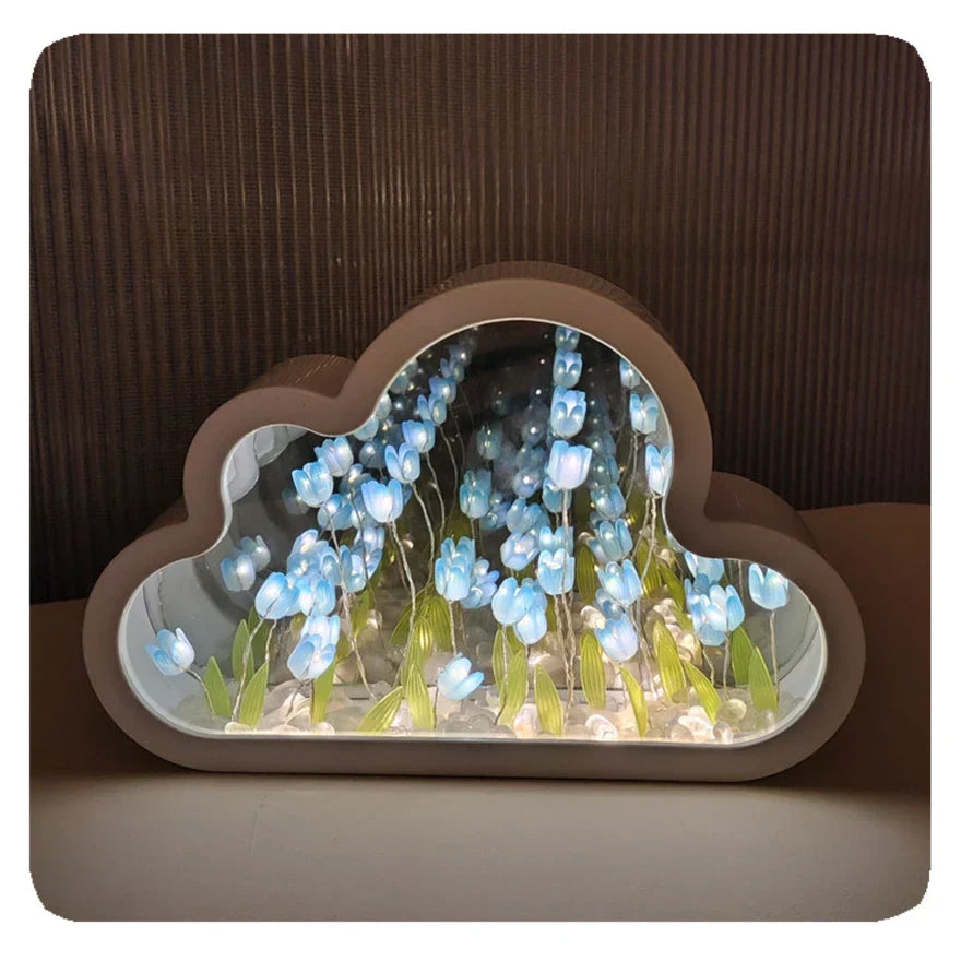 Estetyczna lampa stołowa z lustrem i tulipanami