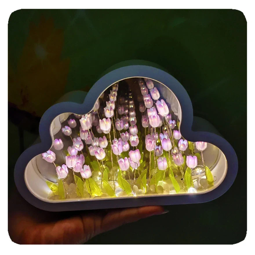 Estetyczna lampa stołowa z lustrem i tulipanami