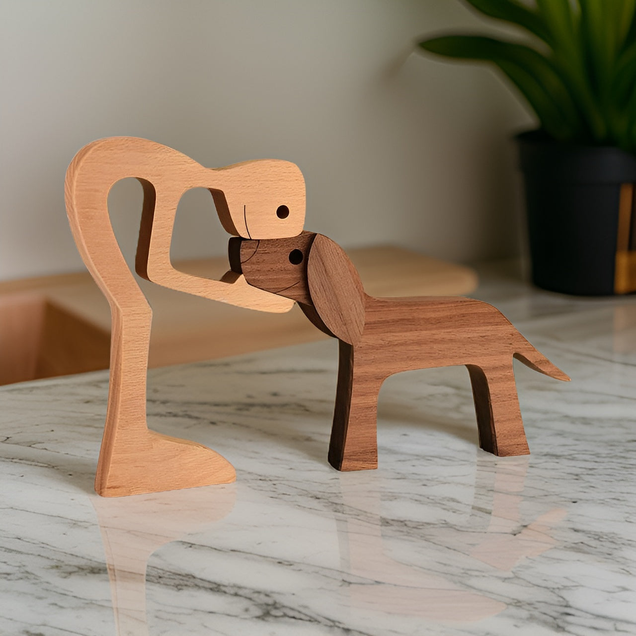 Houten decoratief beeldje van een paar figuren