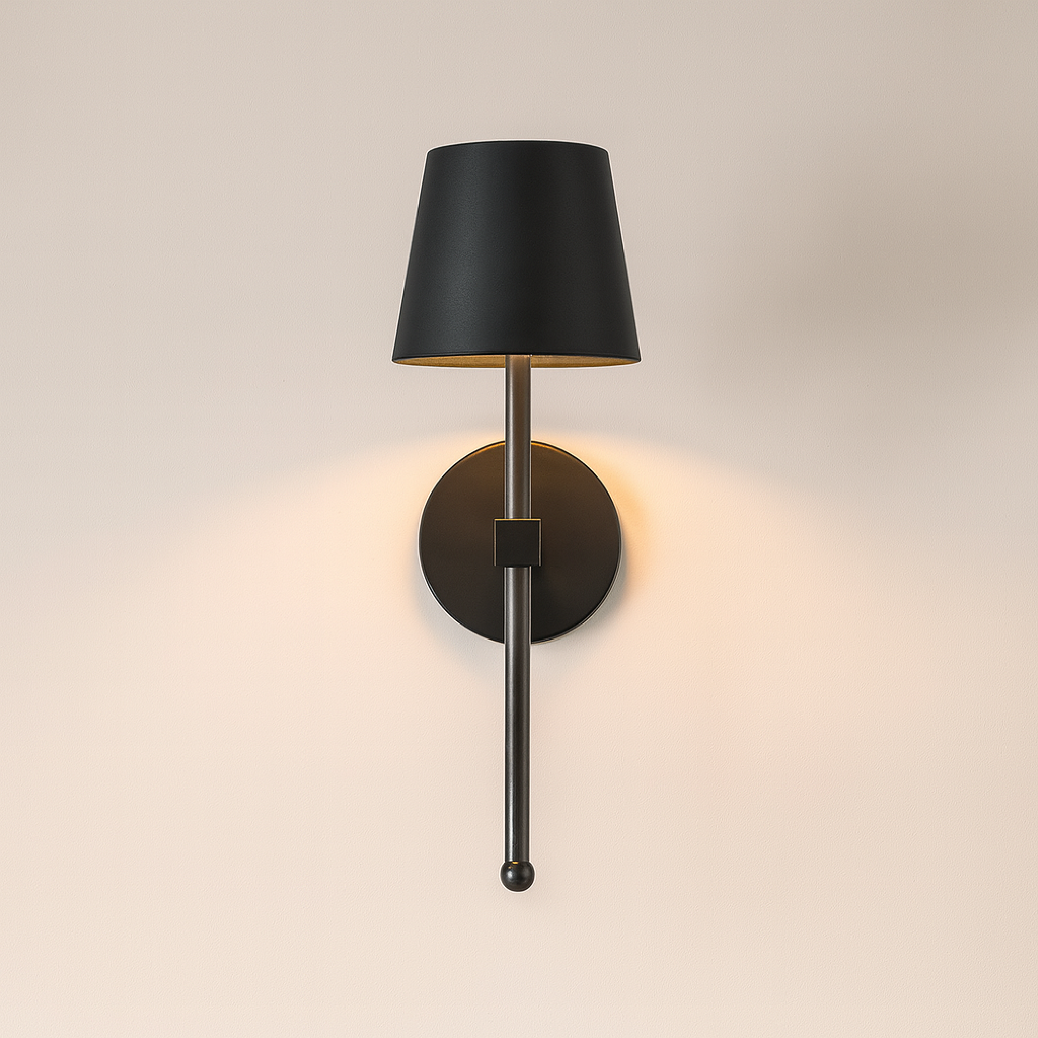 Minimalistyczna akumulatorowa bezprzewodowa lampa ścienna