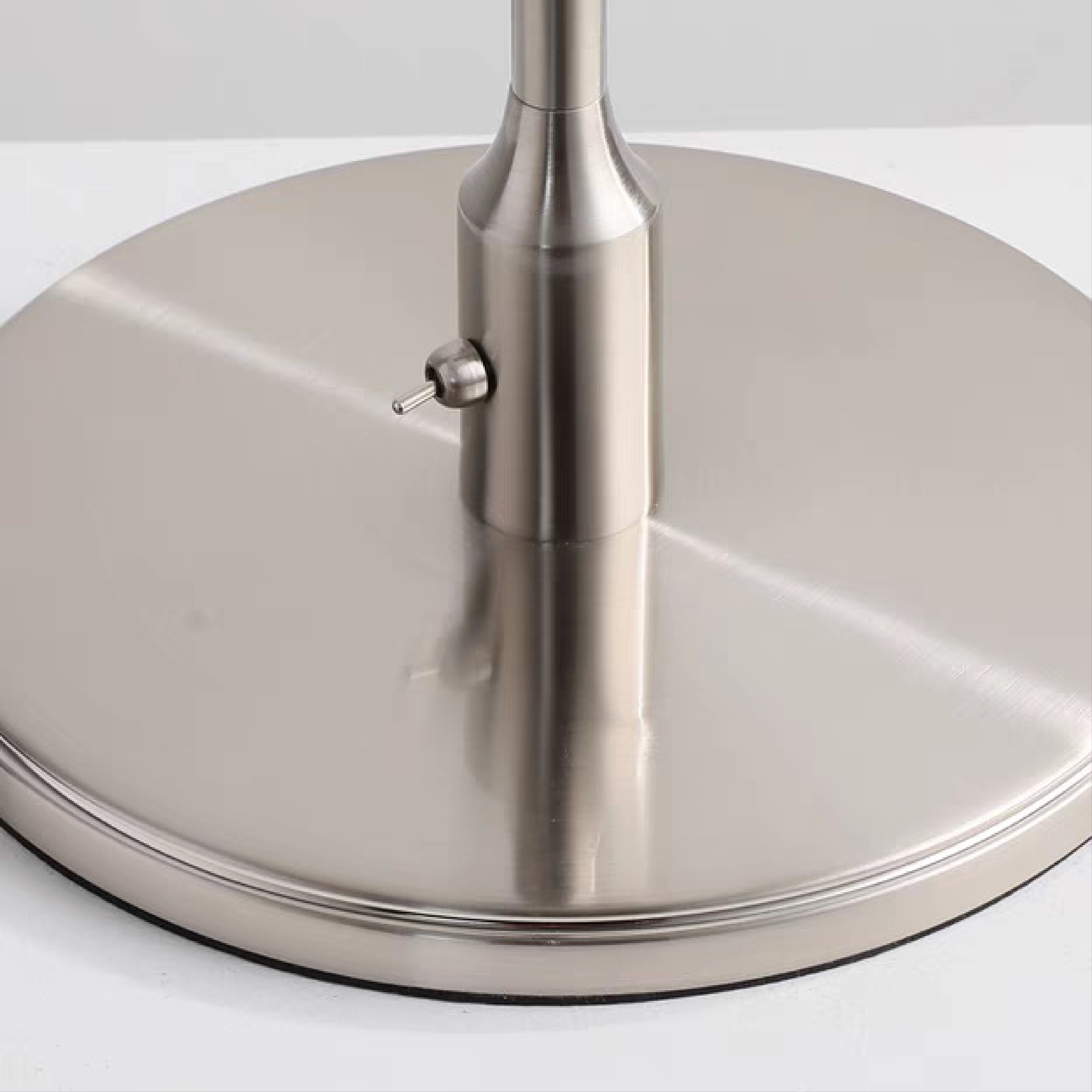 Nowoczesna szwedzka lampa stołowa designerska