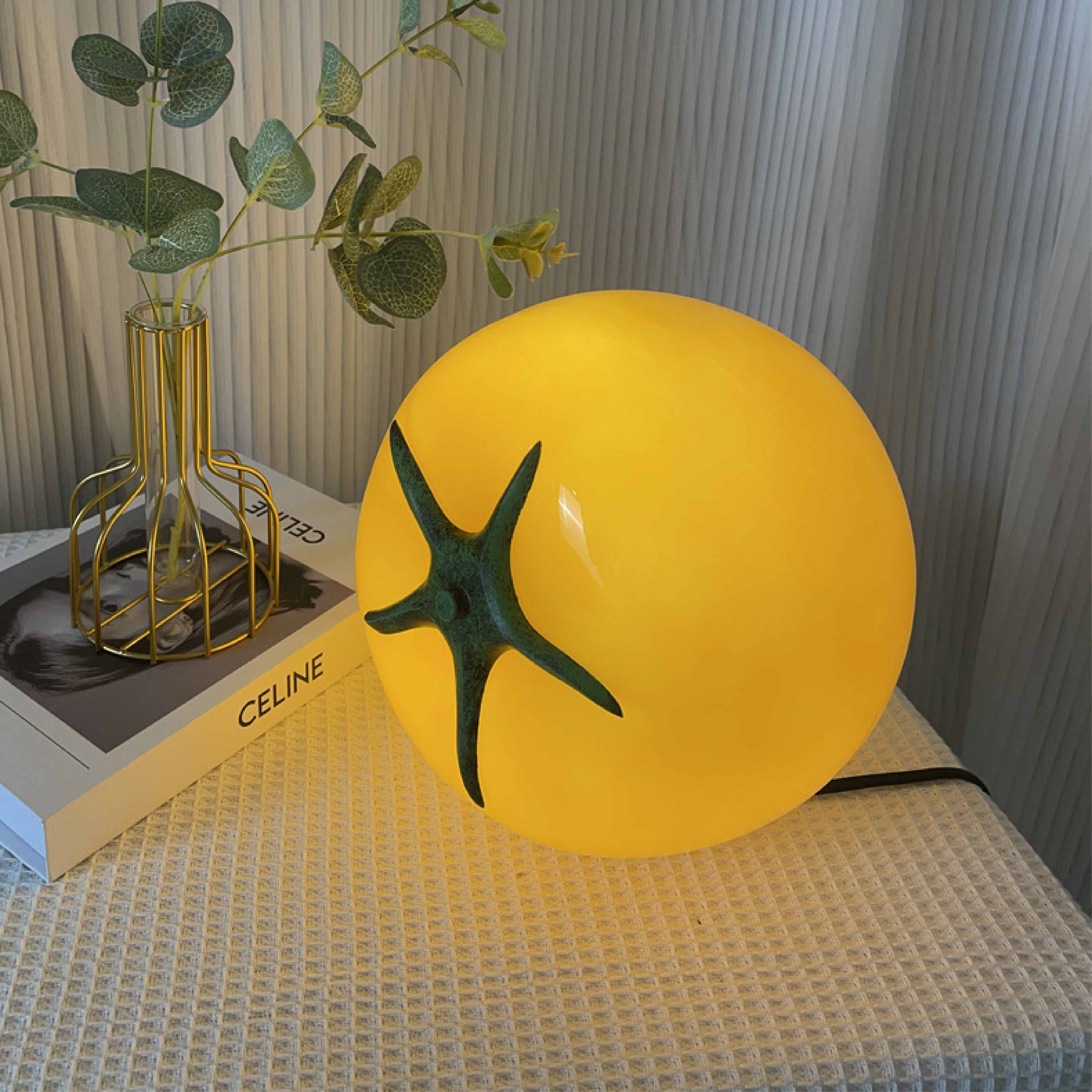 Minimalistyczna lampa stołowa Tomato