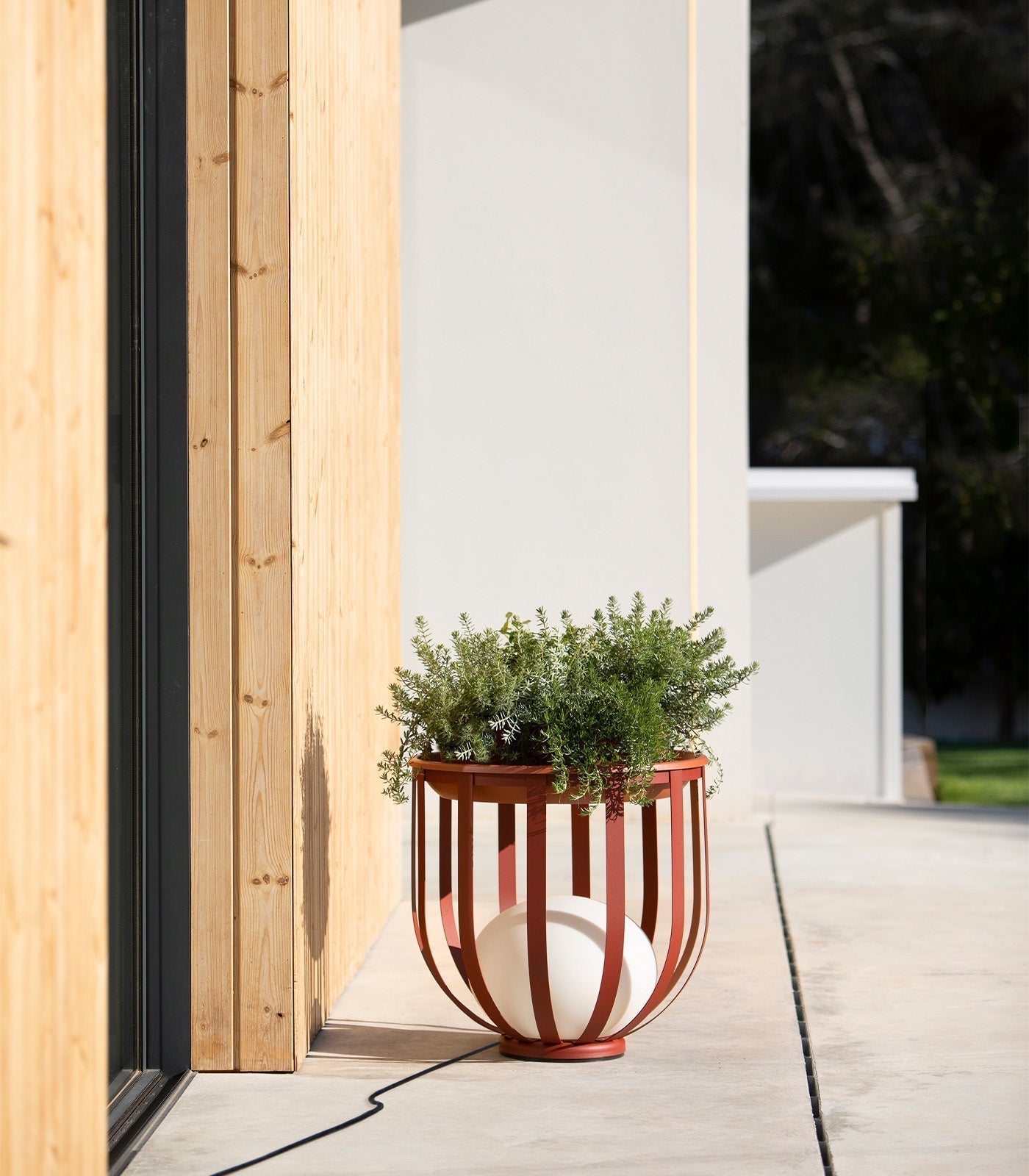 Outdoor floor lamp with cylindrical frame and tabletop