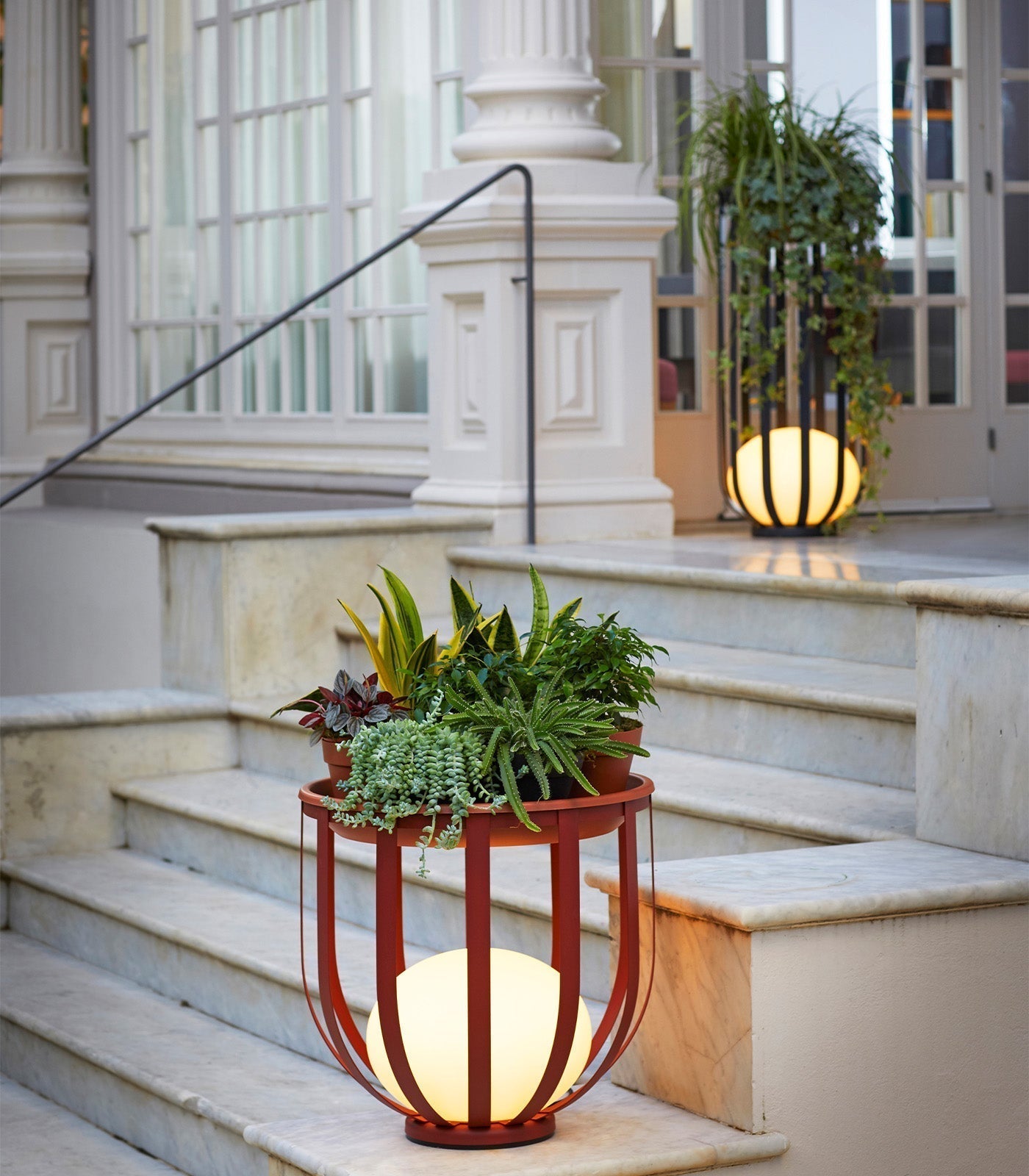 Outdoor floor lamp with cylindrical frame and tabletop