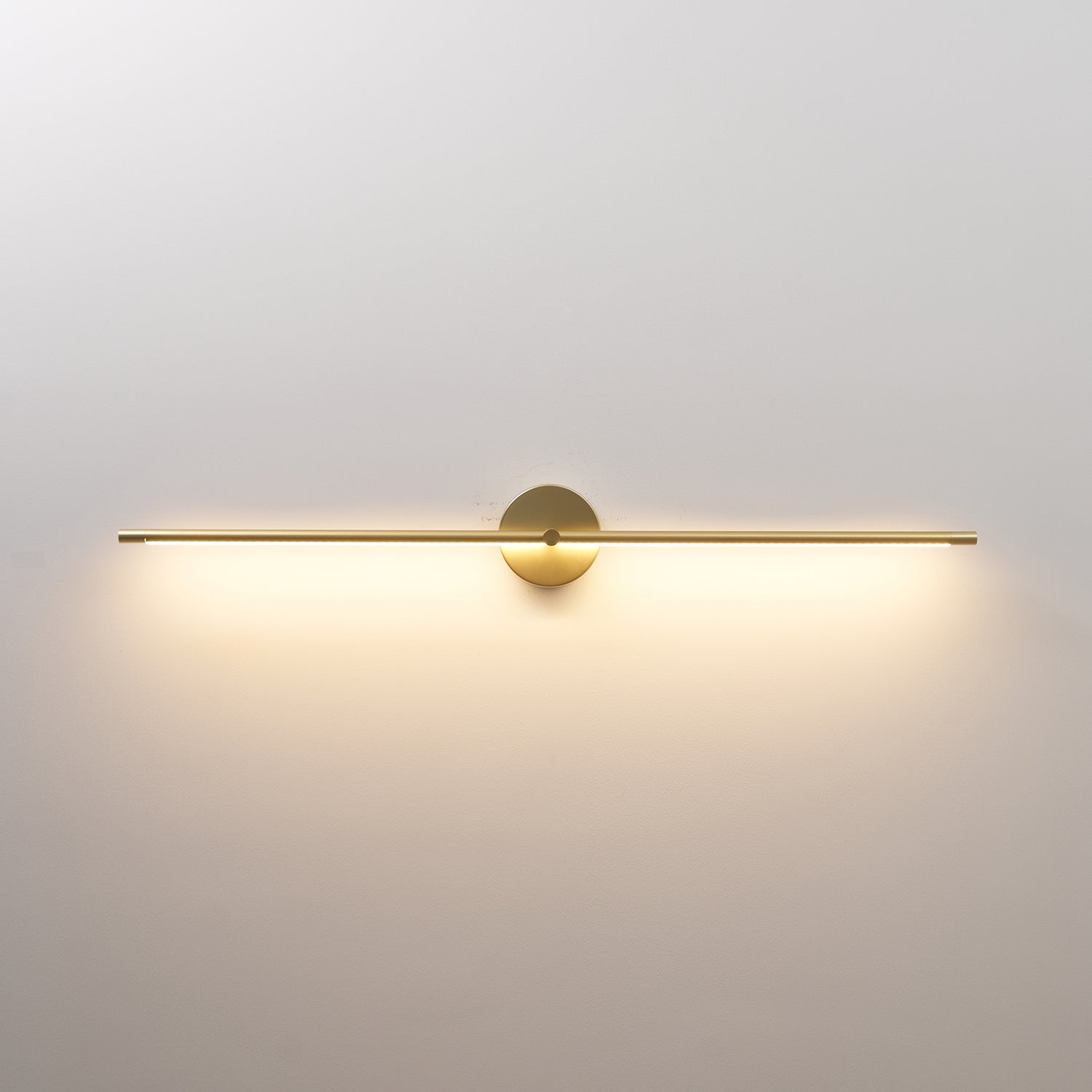 Minimalistyczna liniowa lampa ścienna z metalowym prętem