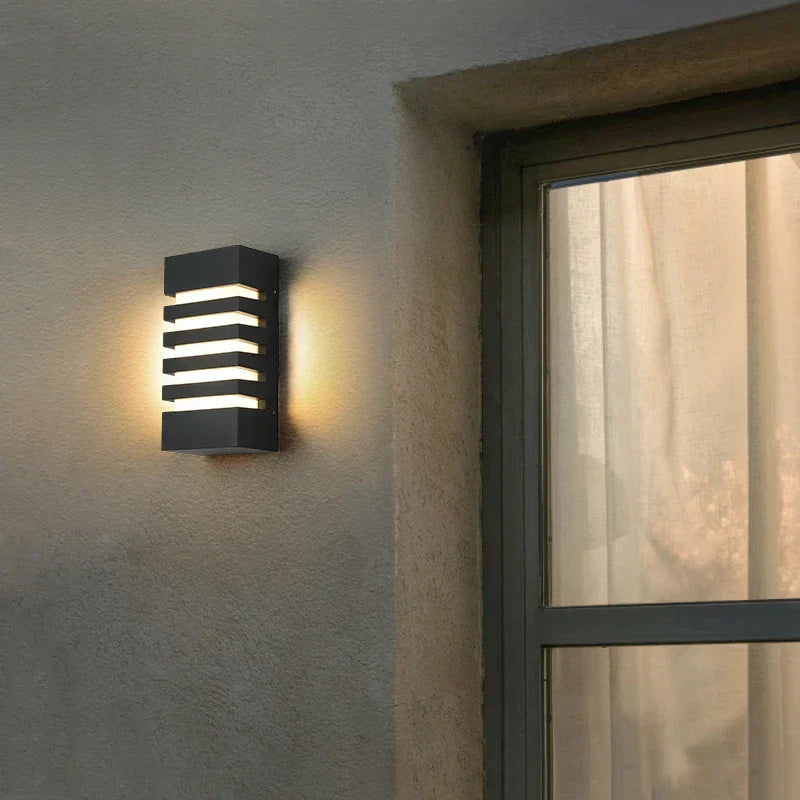 Zewnętrzna lampa ścienna z warstwowym frontem
