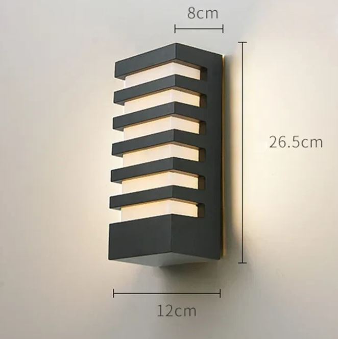 Zewnętrzna lampa ścienna z warstwowym frontem