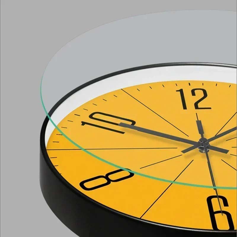 Ronde wandklok met gele wijzerplaat en zwarte cijfers