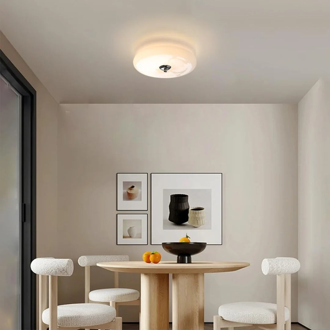 Nordycka lampa sufitowa z warstwowym szklanym kloszem