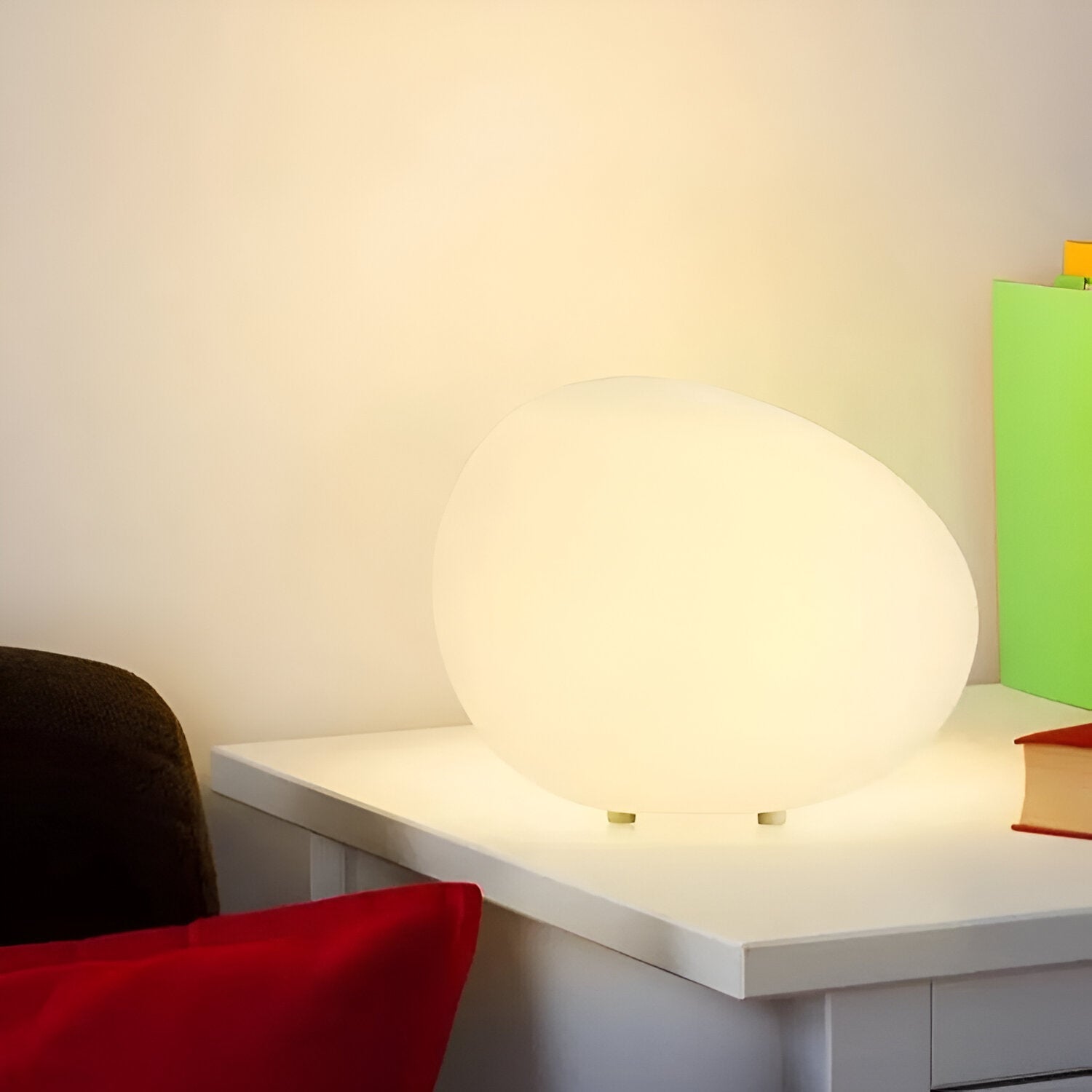 Skandynawska lampa stołowa LED o organicznej kamiennej formie