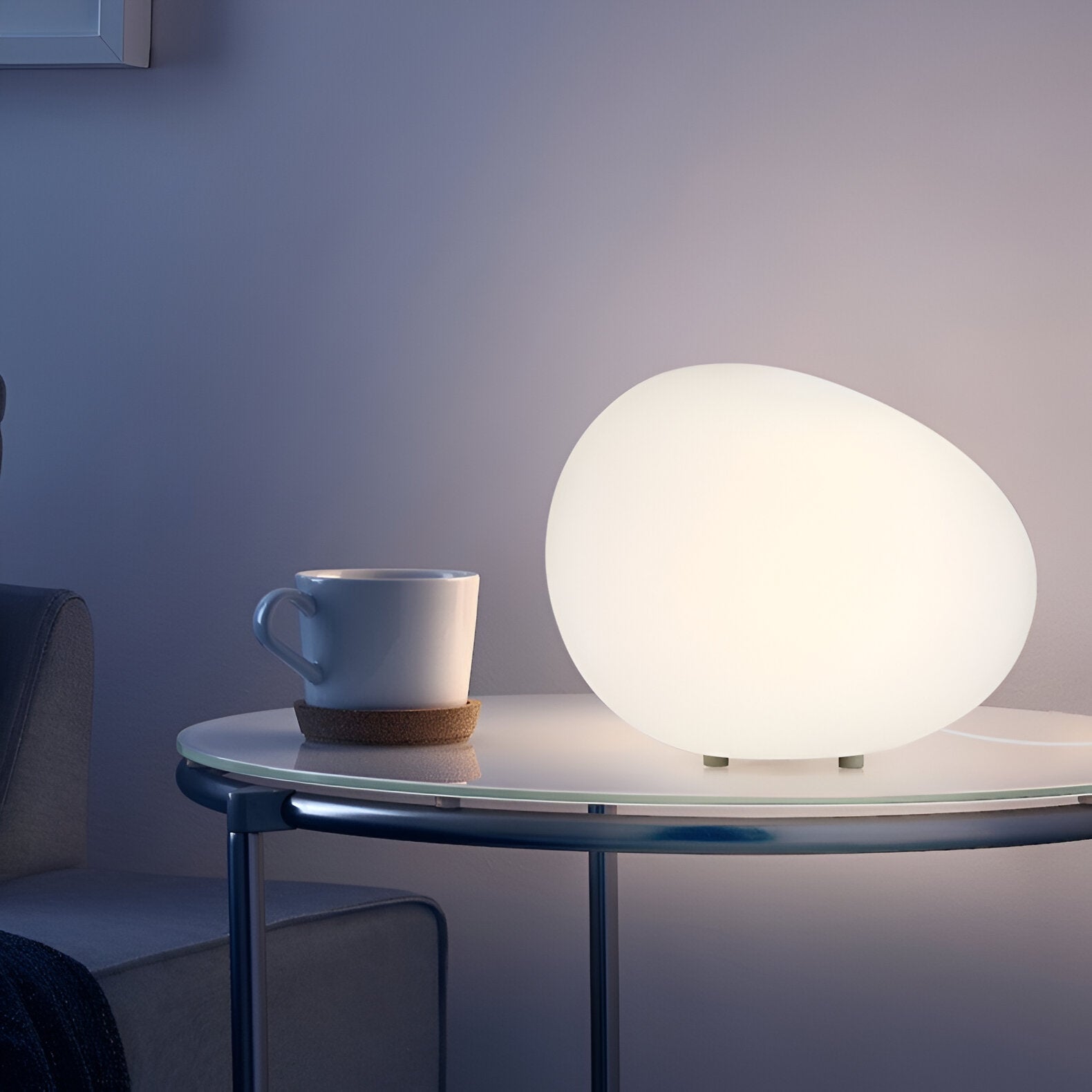Scandinavische LED-tafellamp met organische steenachtige vorm