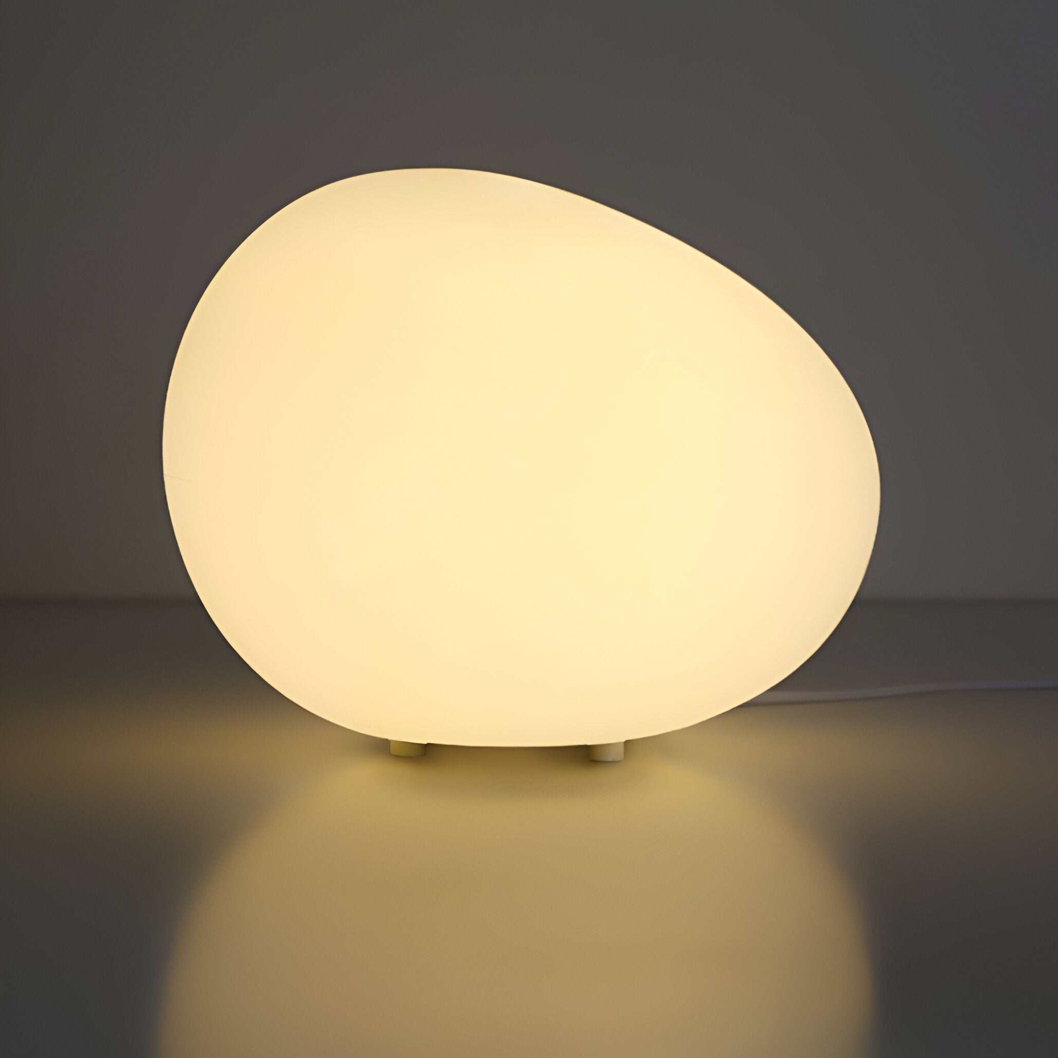 Skandynawska lampa stołowa LED o organicznej kamiennej formie