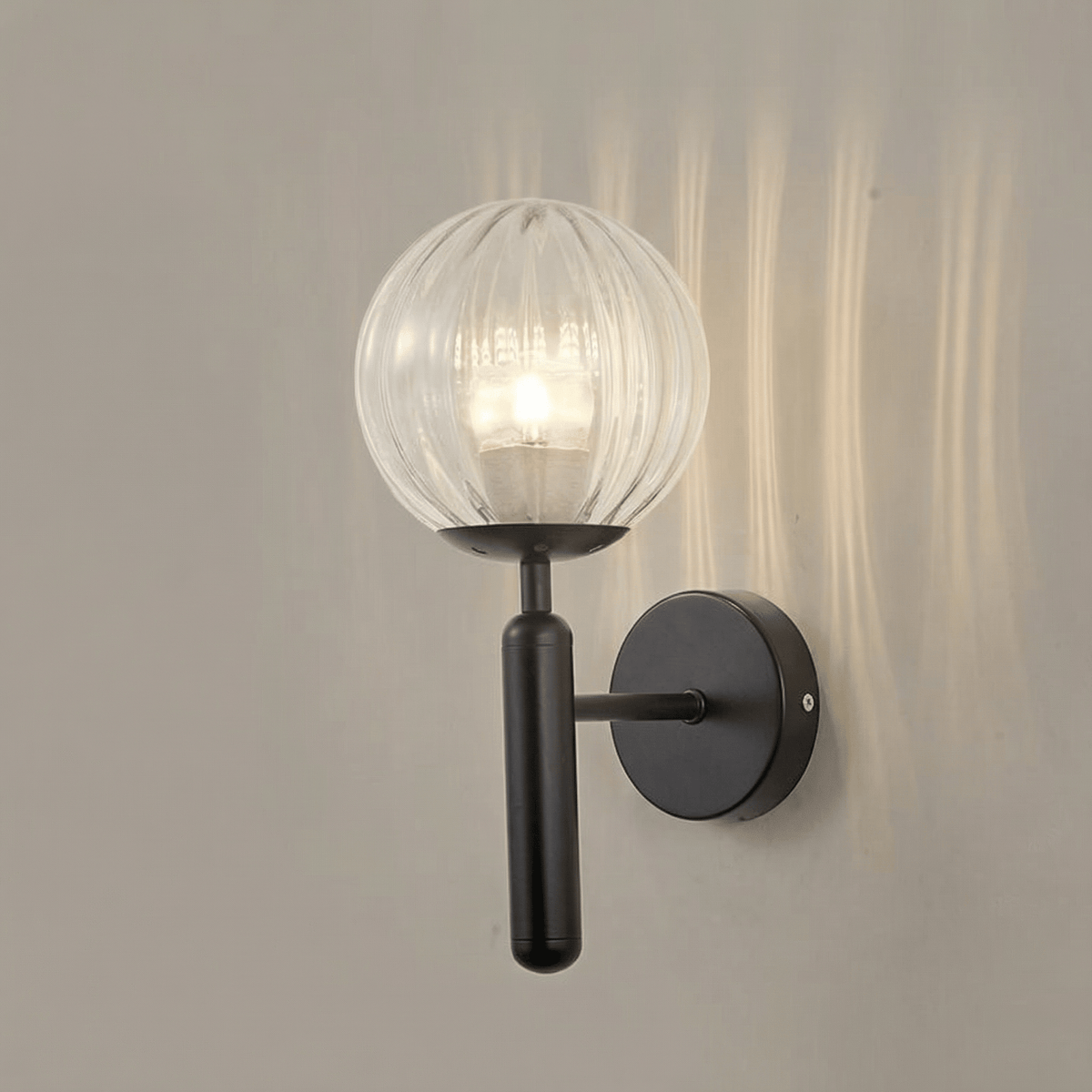 Moderne wandlamp met glazen bol