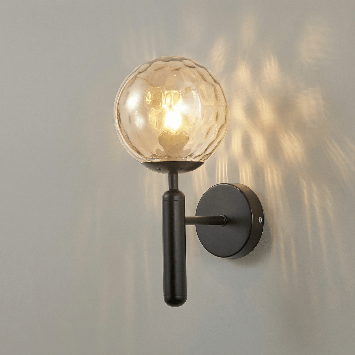 Moderne wandlamp met glazen bol