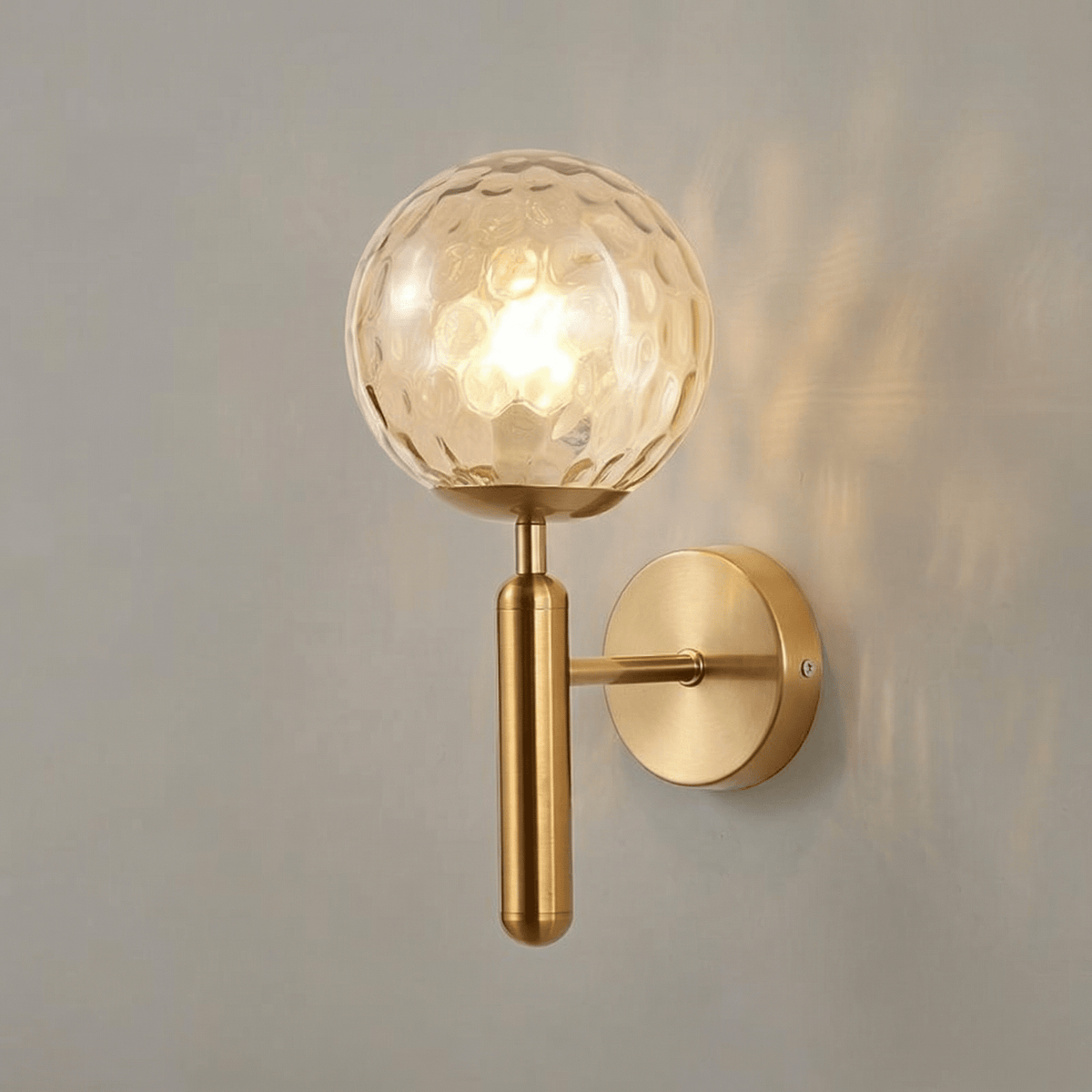 Moderne wandlamp met glazen bol