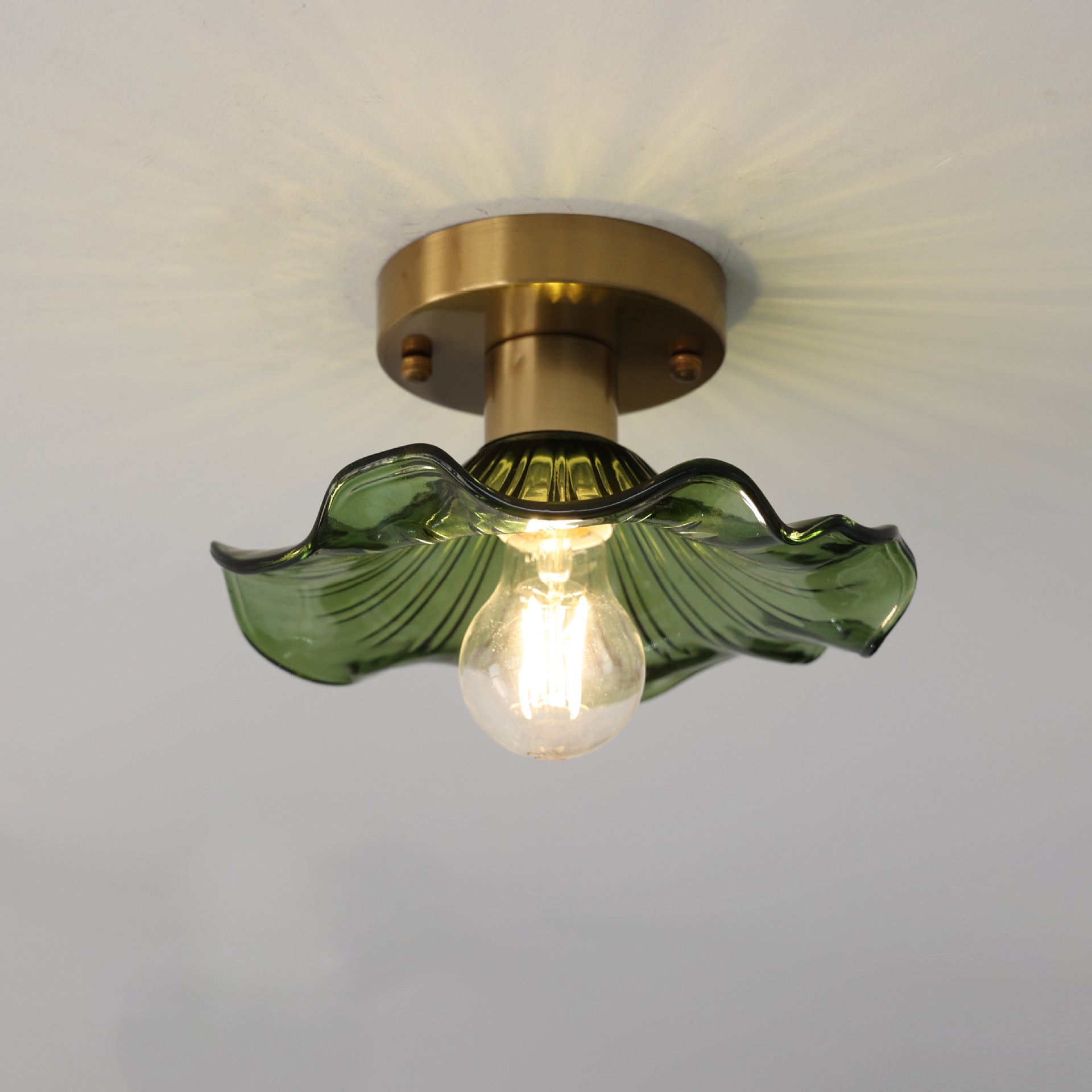 Lampa sufitowa w stylu vintage z motywem kwiatowym