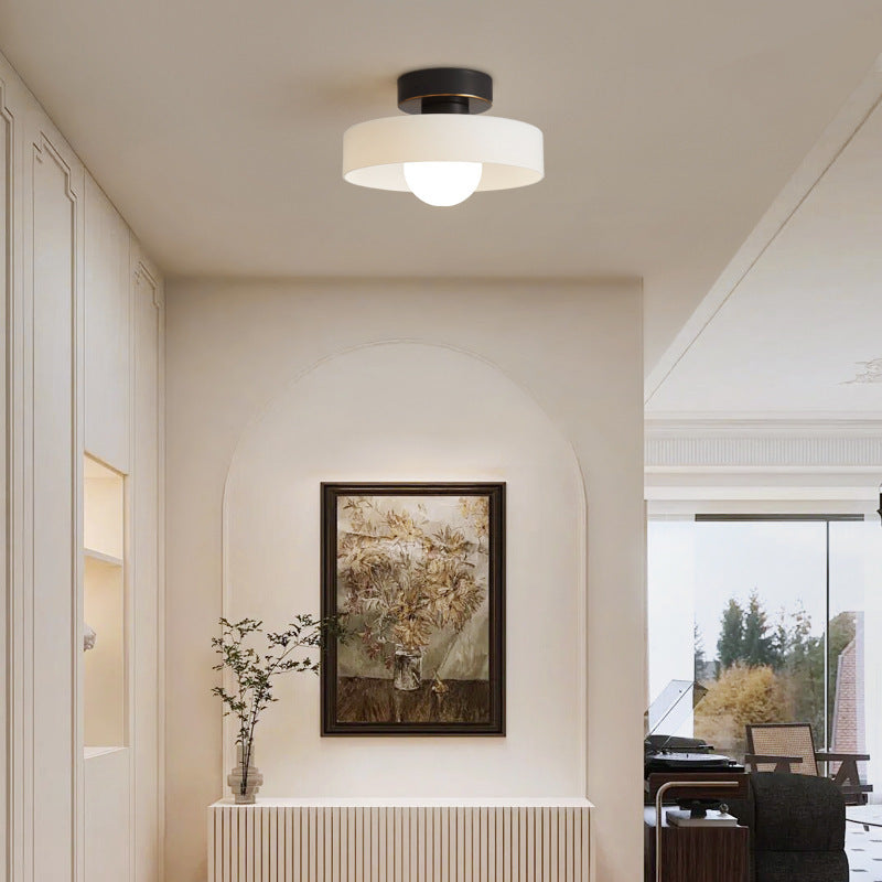 Plafondlamp met ronde kap en centraal lichtpunt