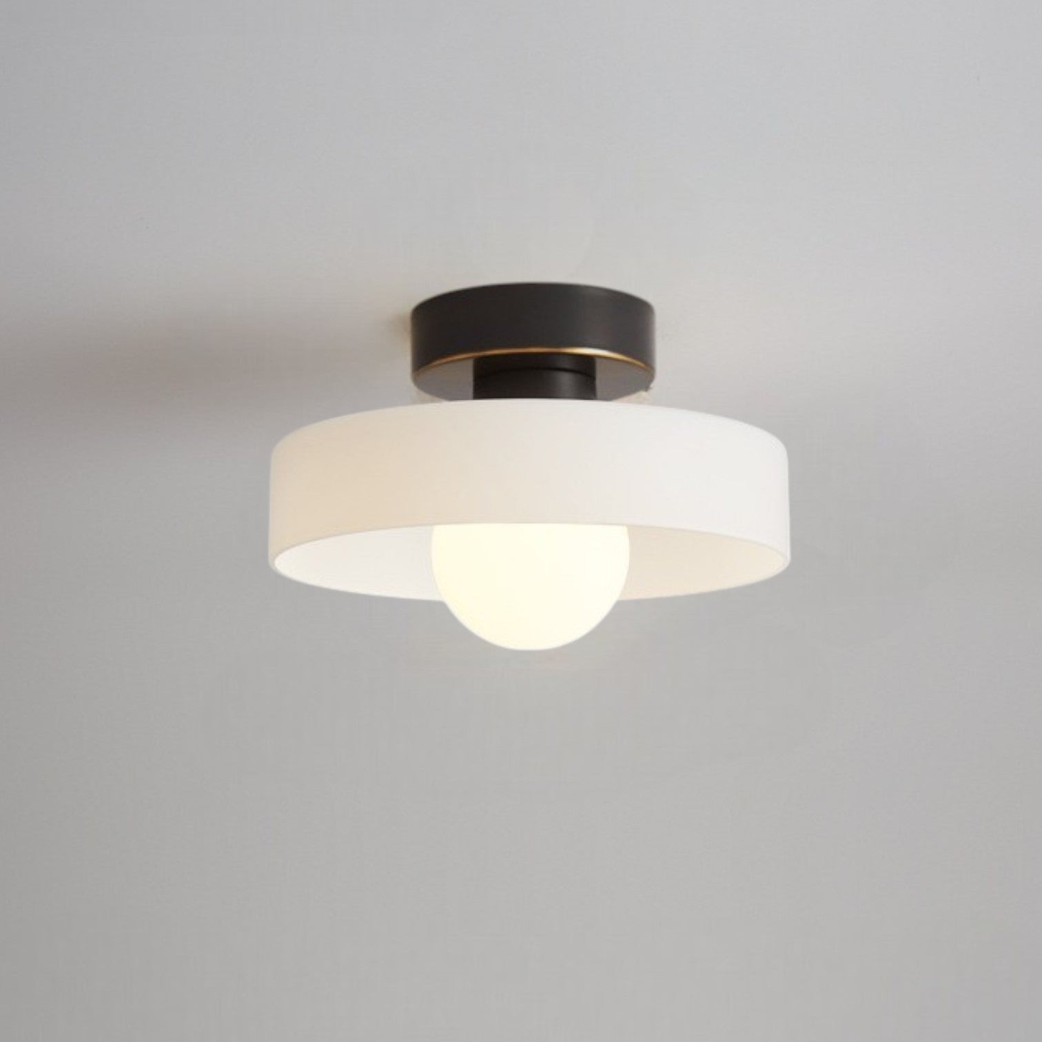 Plafondlamp met ronde kap en centraal lichtpunt