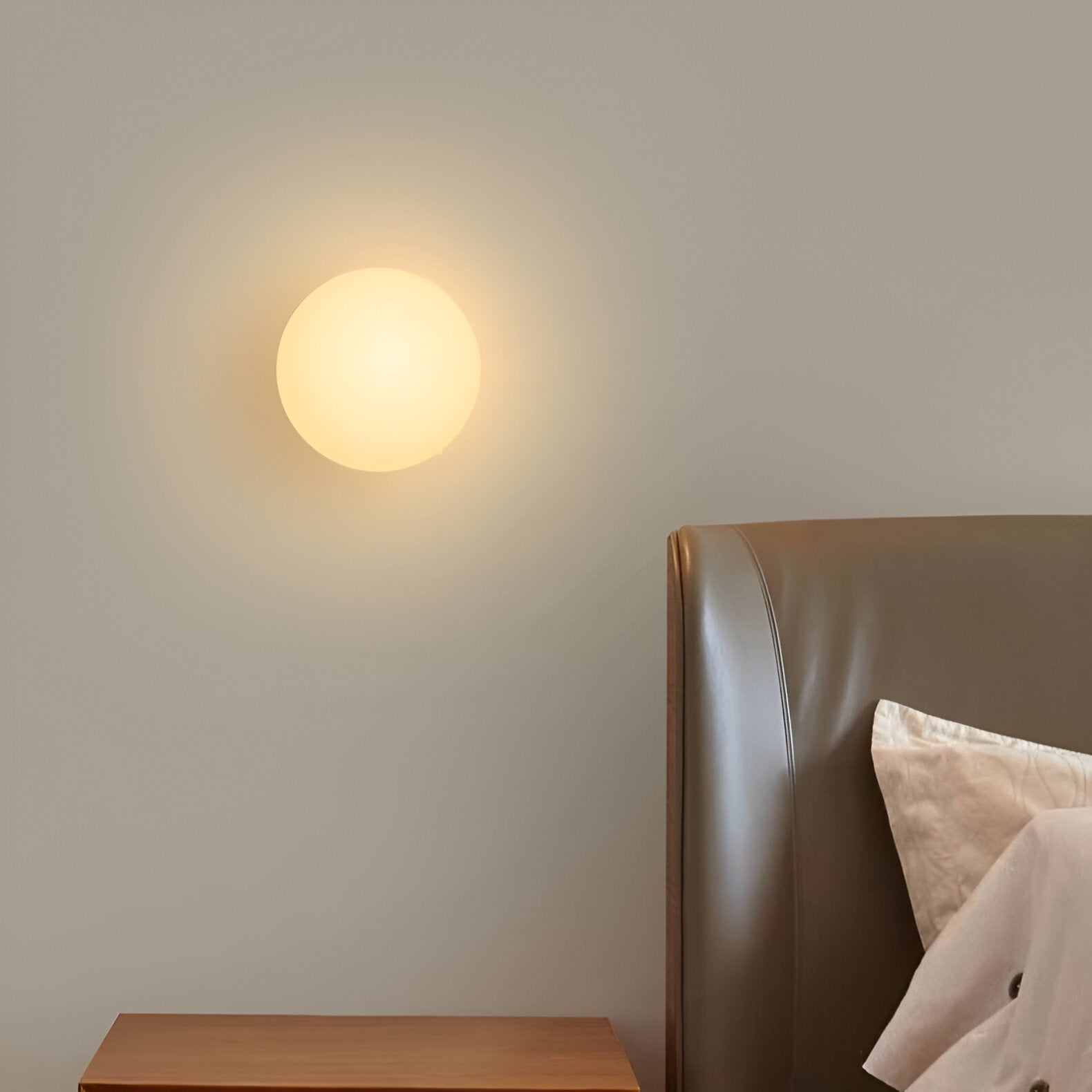 Wandlamp met platte ronde vorm en diffuus licht