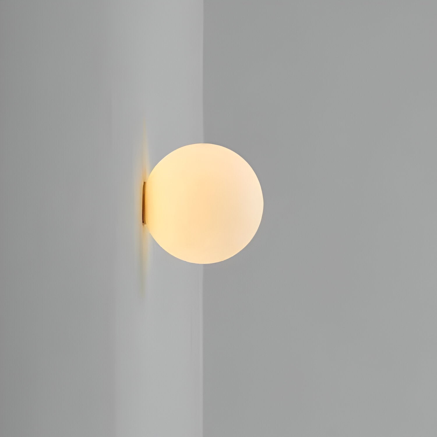 Wandlamp met platte ronde vorm en diffuus licht