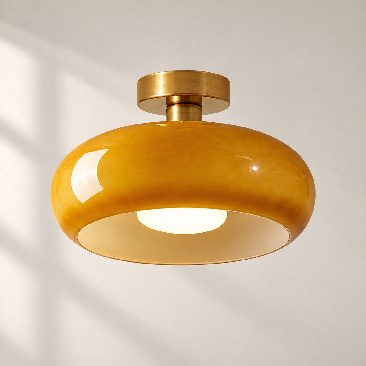 Plafonnier rond en verre inspiré du style Bauhaus
