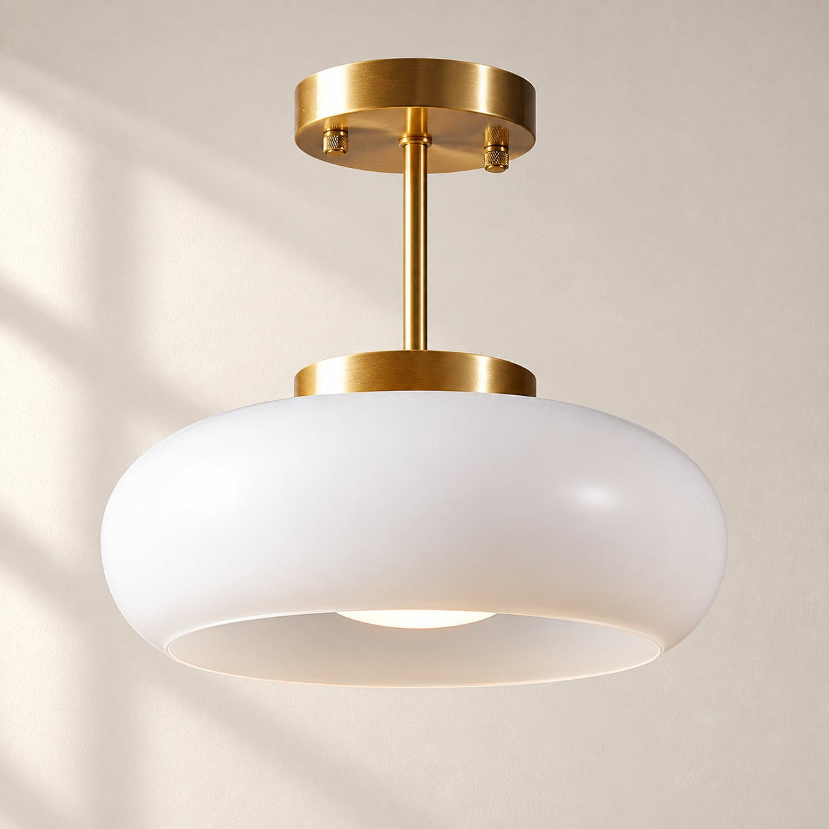 Plafonnier rond en verre inspiré du style Bauhaus