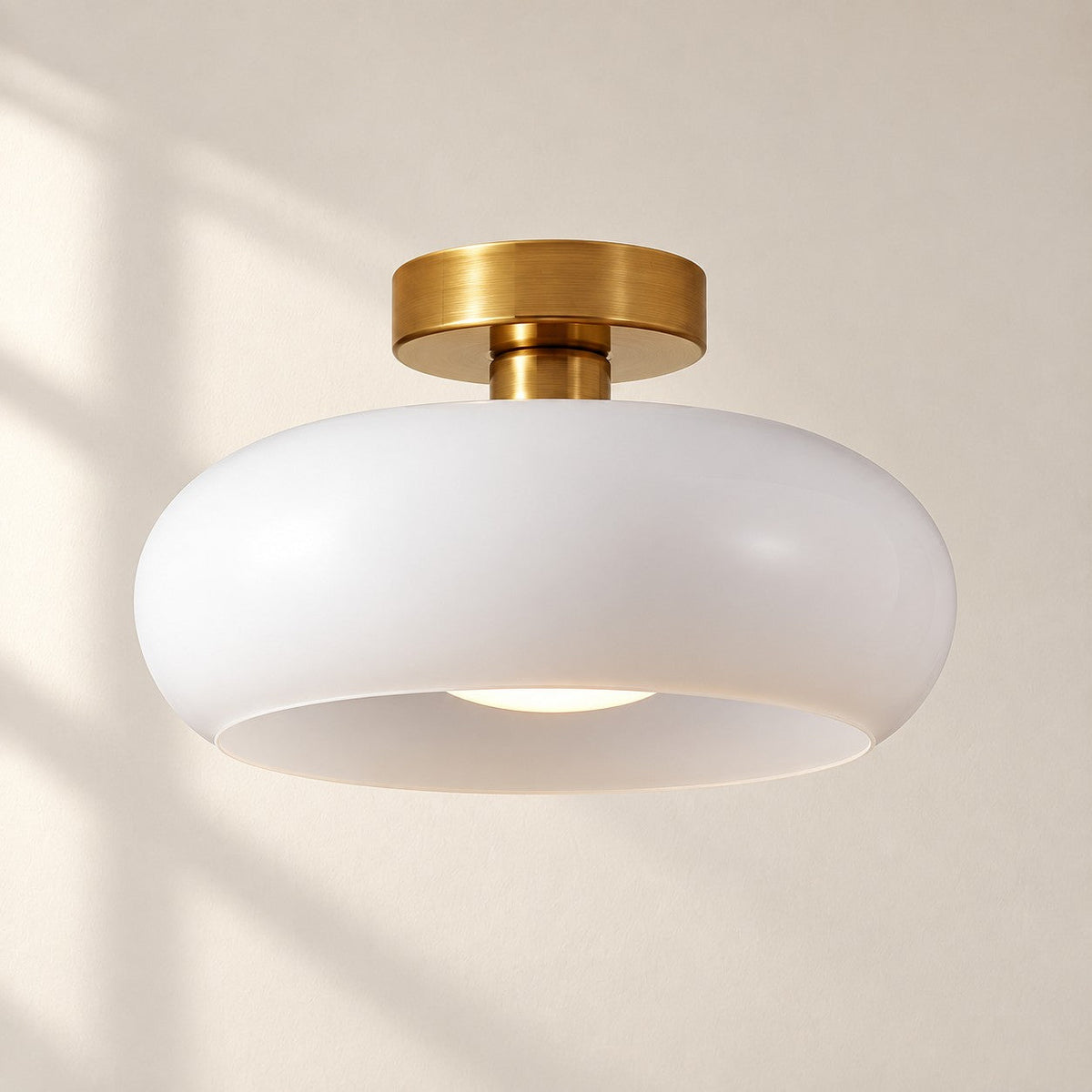 Plafonnier rond en verre inspiré du style Bauhaus