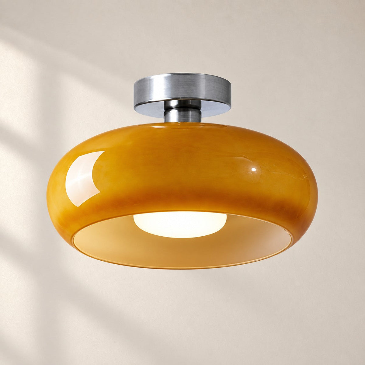 Plafonnier rond en verre inspiré du style Bauhaus