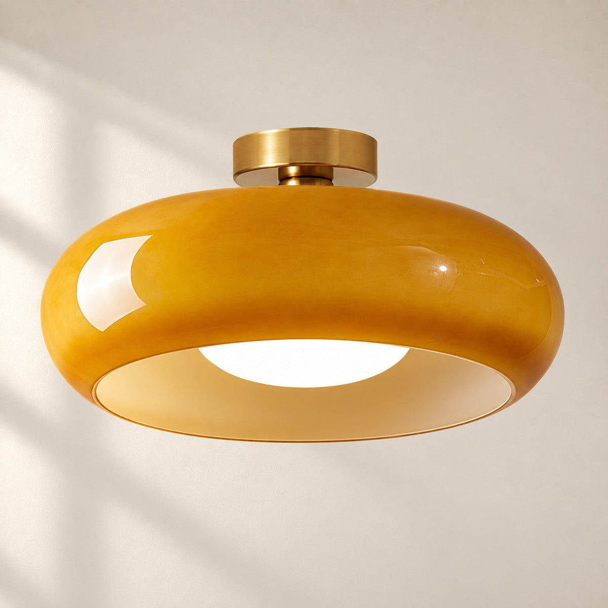 Plafonnier rond en verre inspiré du style Bauhaus