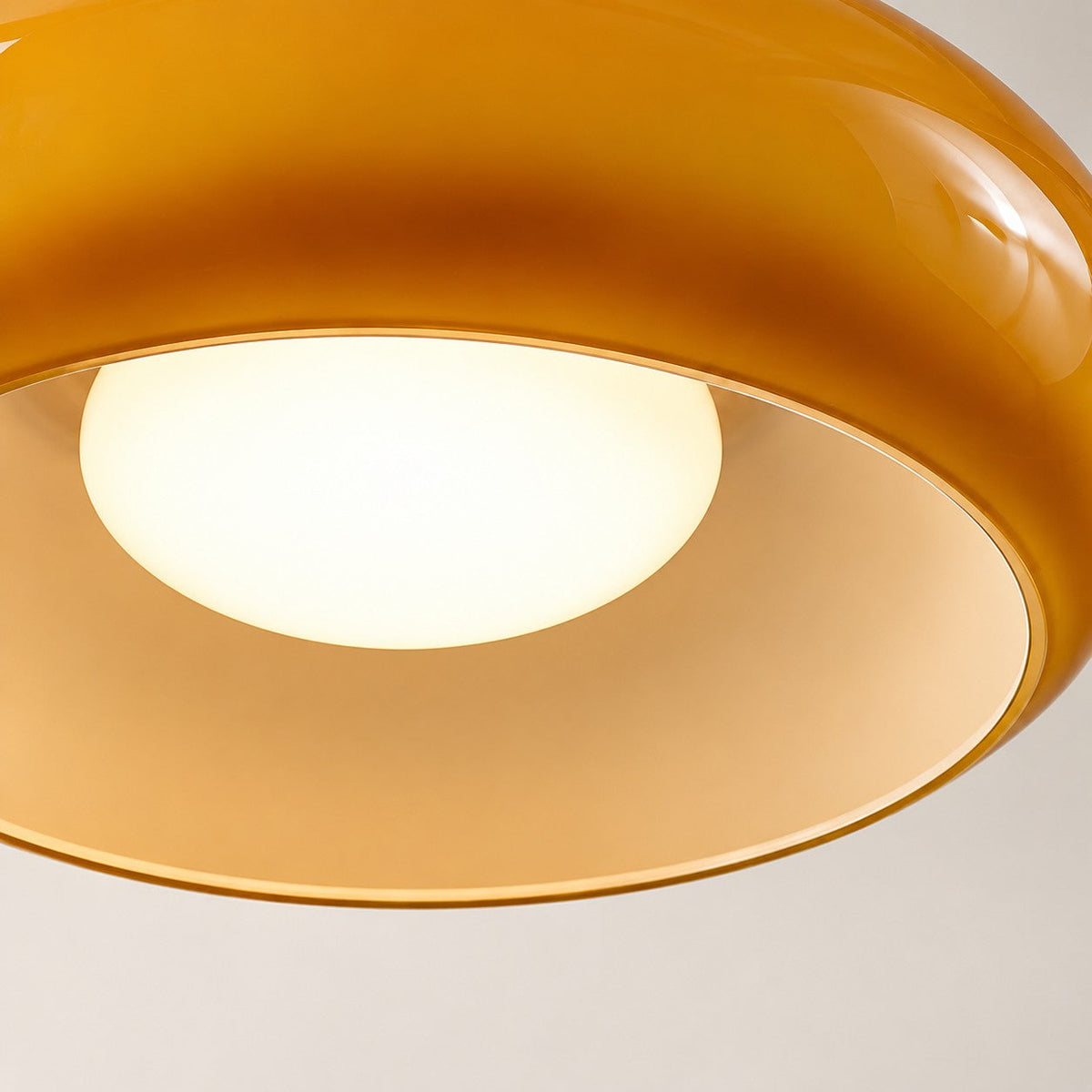 Plafonnier rond en verre inspiré du style Bauhaus