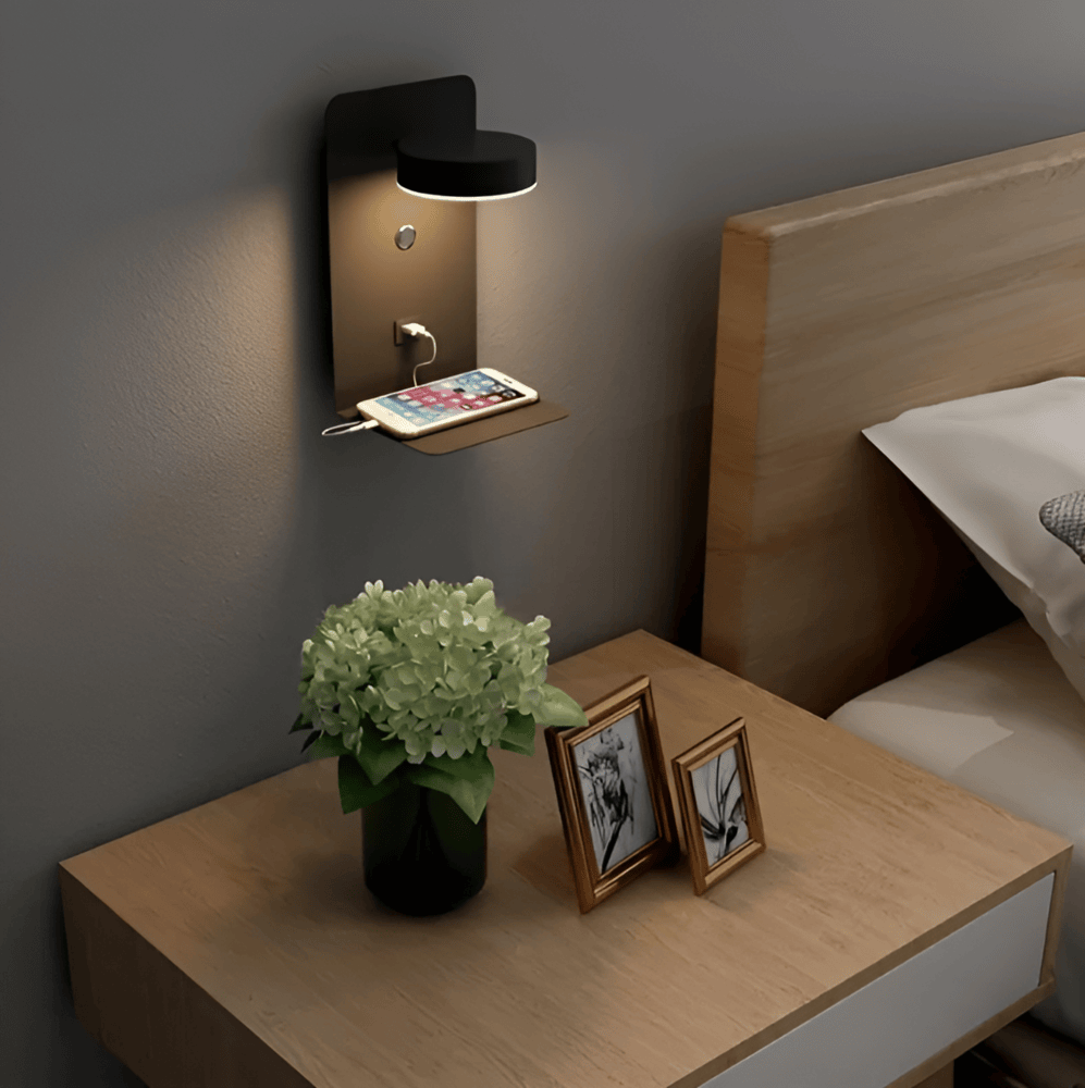 Aluminium wandlamp bij bed met oplaadfunctie