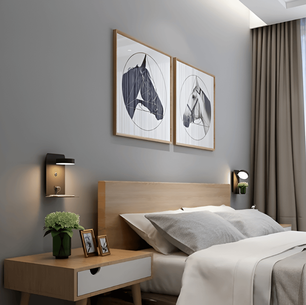 Aluminium wandlamp bij bed met oplaadfunctie