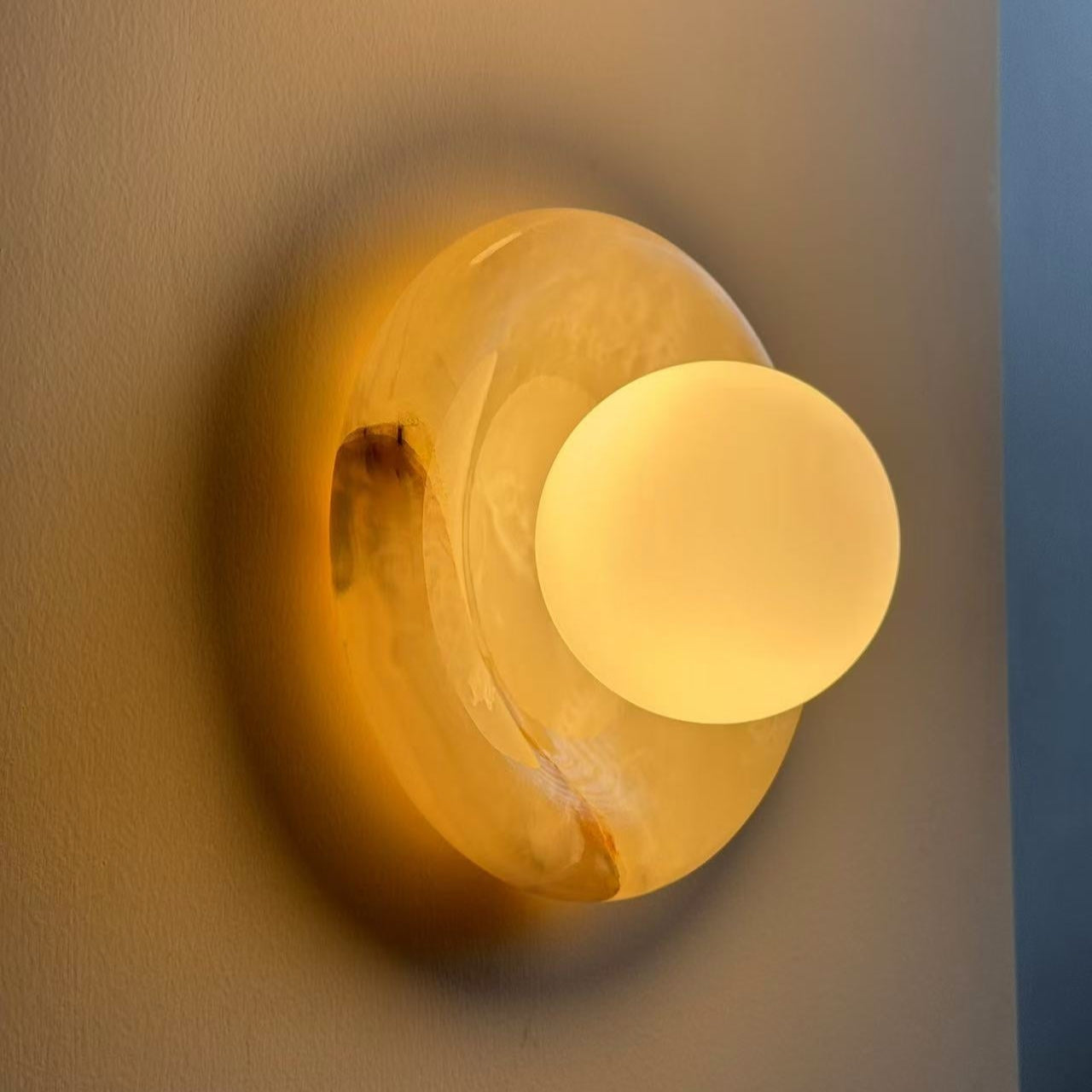 Ronde wandlamp met marmeren voet en centraal licht