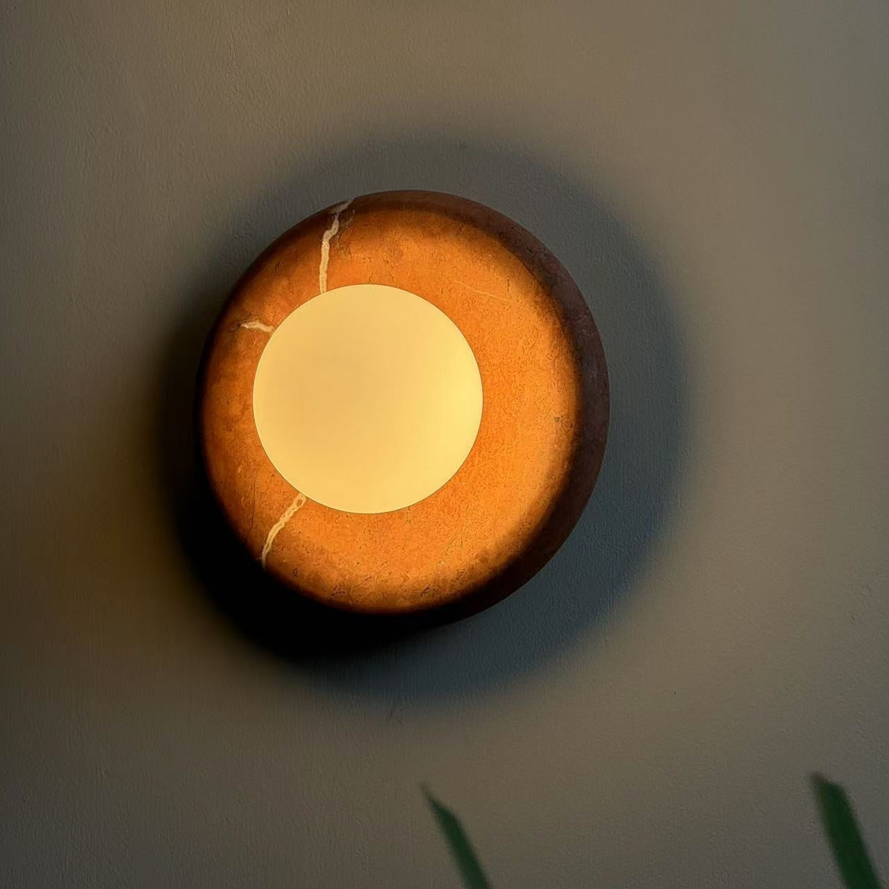 Ronde wandlamp met marmeren voet en centraal licht