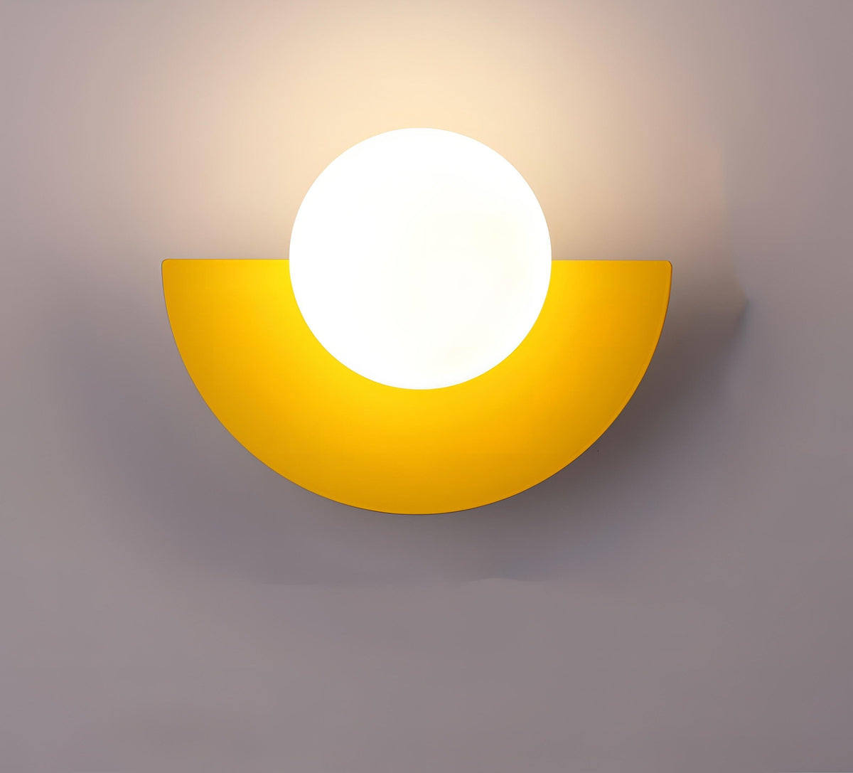 Noordse wandlamp met halfronde kap
