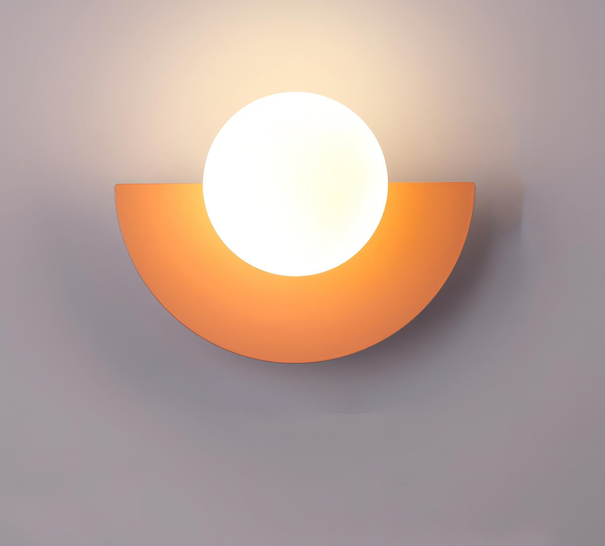 Noordse wandlamp met halfronde kap