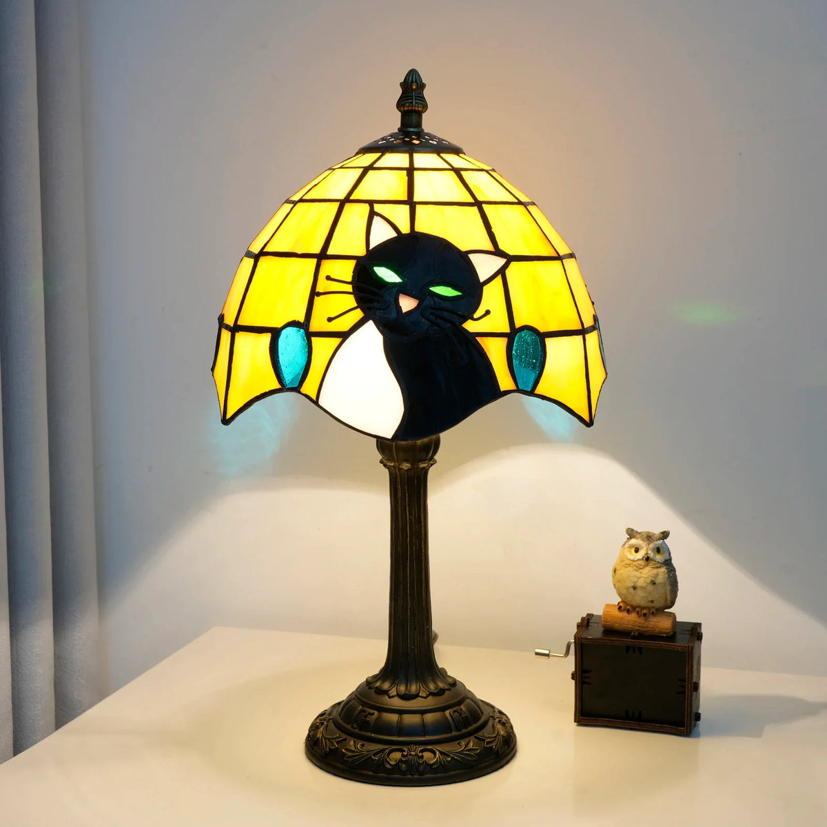 Vintage lampka nocna z witrażowym kloszem i sylwetką kota