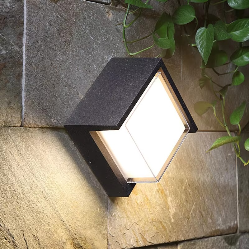 Zewnętrzna lampa ścienna LED z czujnikiem ruchu