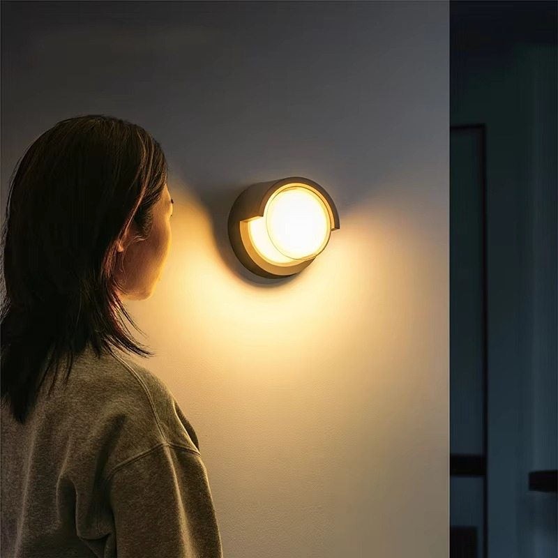 Zewnętrzna lampa ścienna LED z czujnikiem ruchu