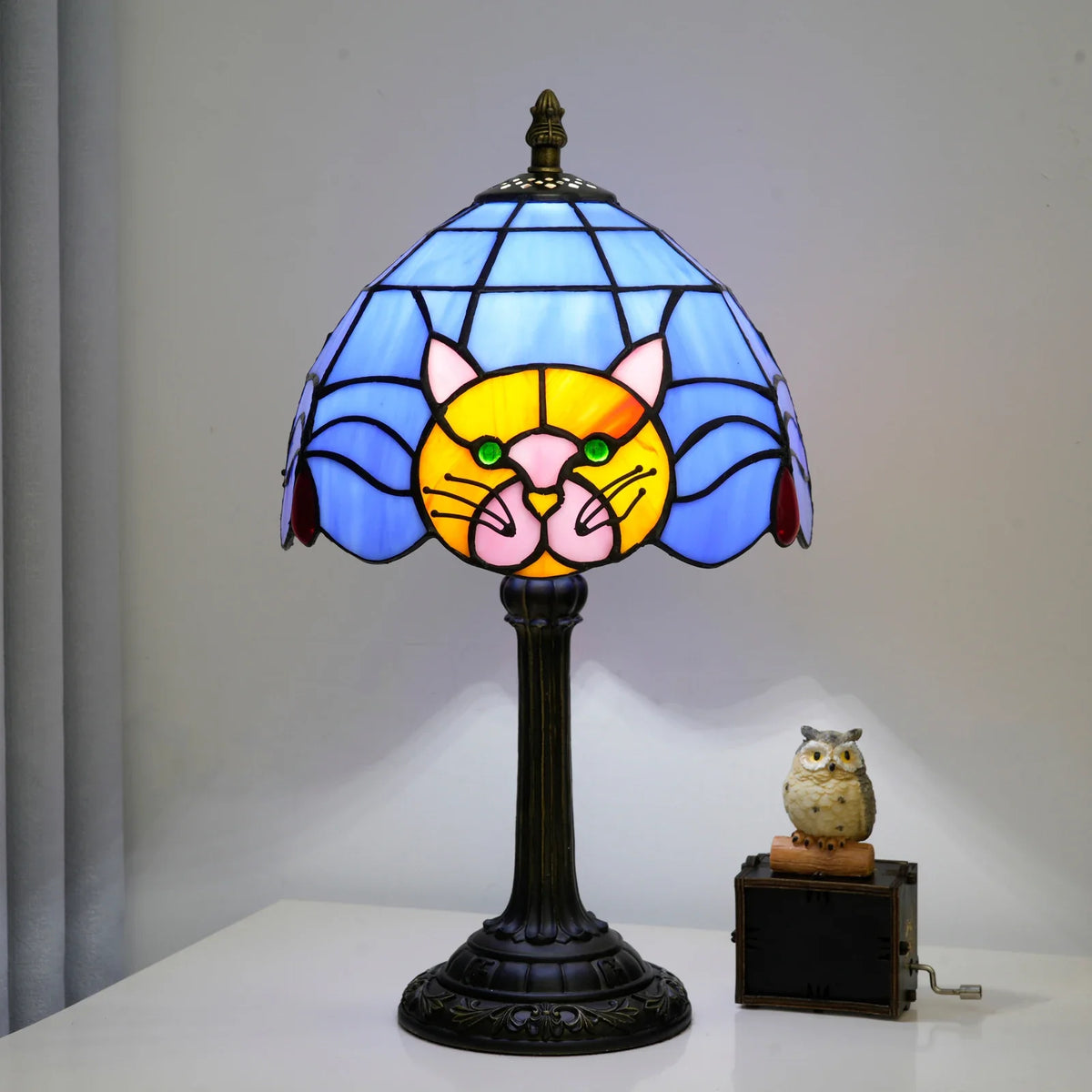Vintage lampka nocna z witrażowym kloszem i sylwetką kota