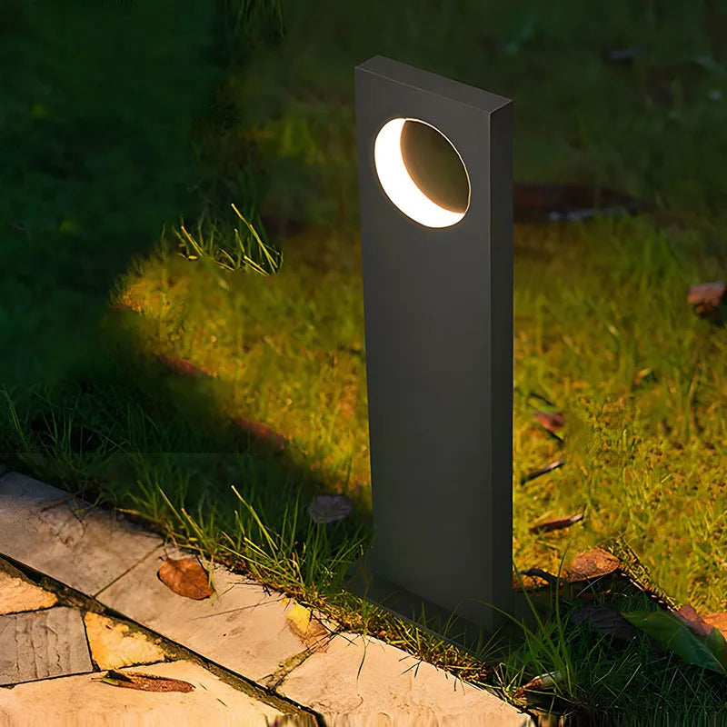 Ogrodowa lampa LED typu słupek w czarnej prostokątnej obudowie