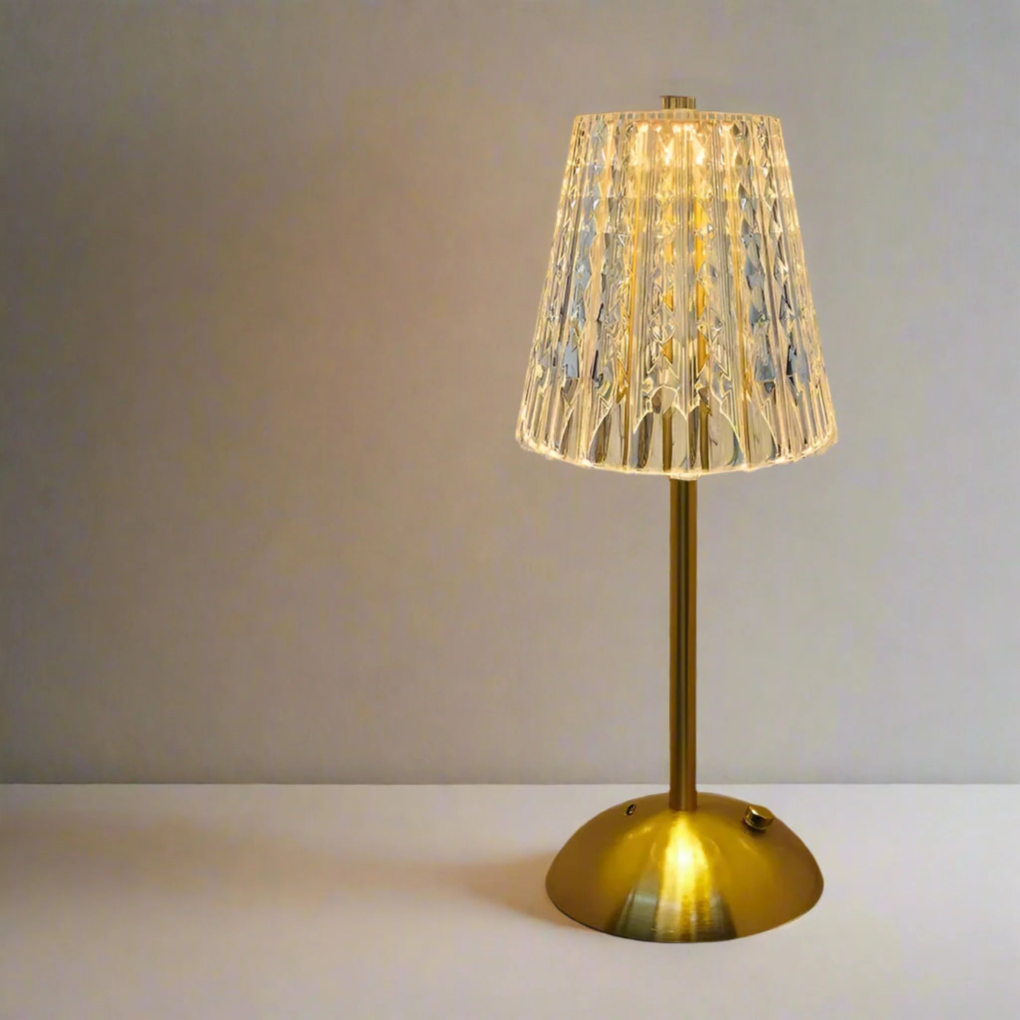 Lampa stołowa z plisowanym kloszem i okrągłą podstawą