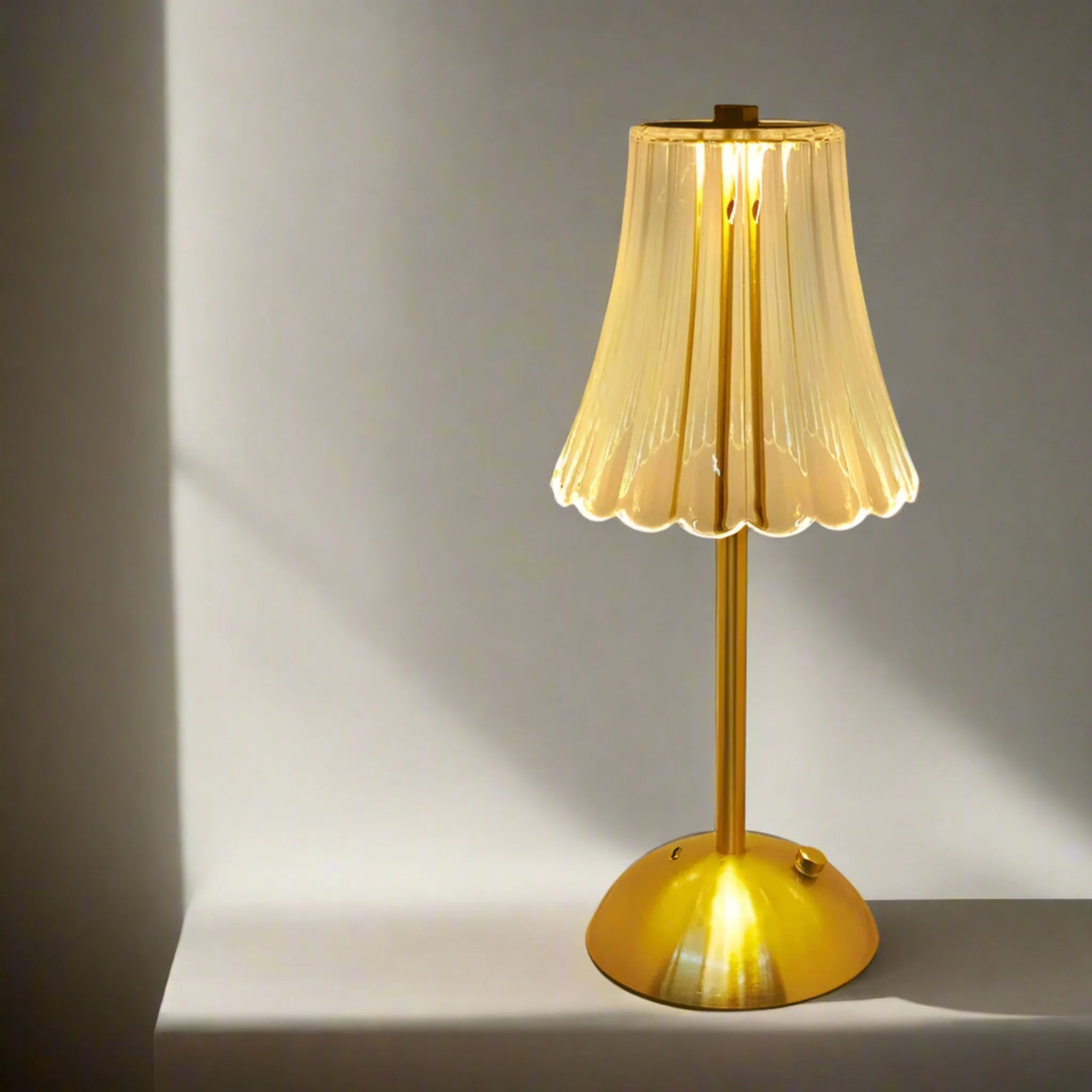 Lampa stołowa z plisowanym kloszem i okrągłą podstawą