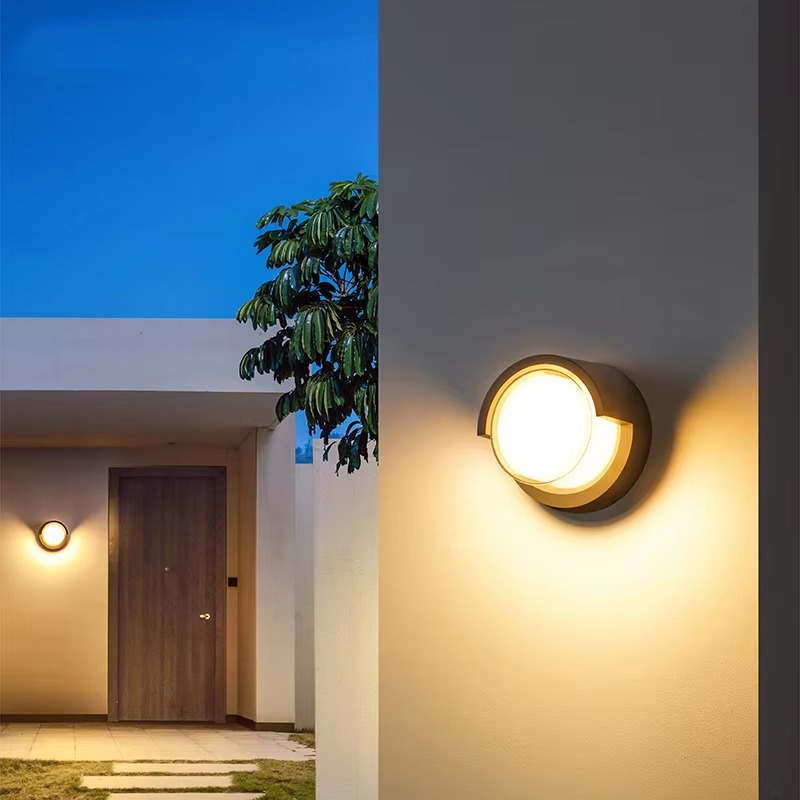 Zewnętrzna lampa ścienna LED z czujnikiem ruchu