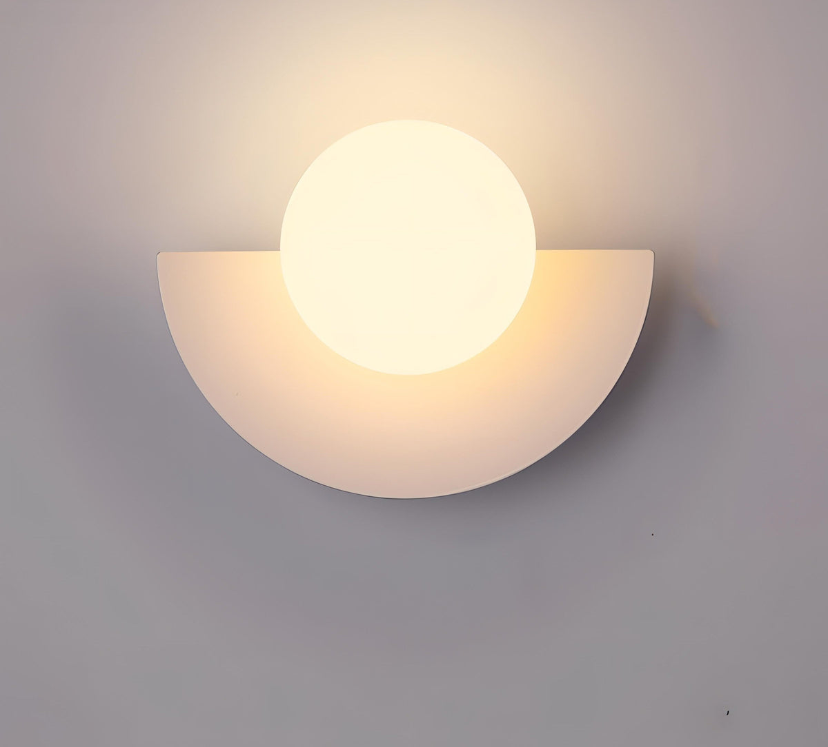Noordse wandlamp met halfronde kap