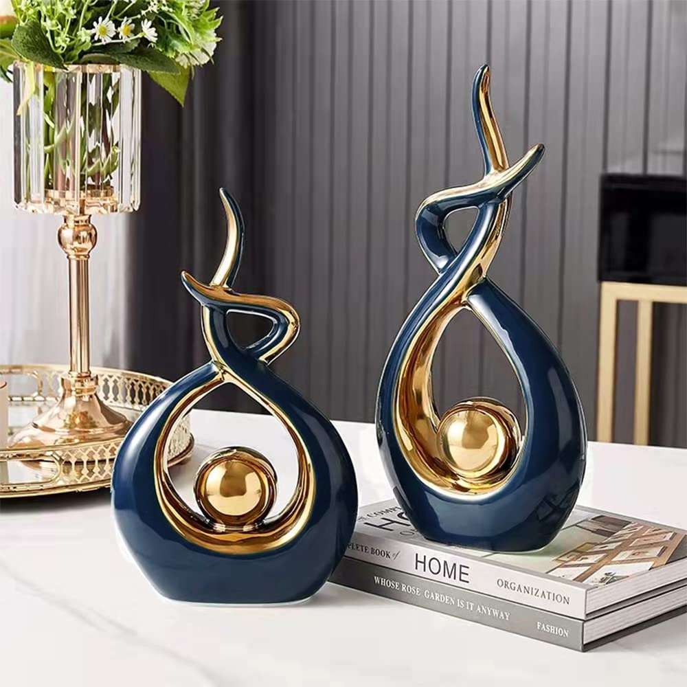 Keramisch beeld met abstracte vorm en gouden bol