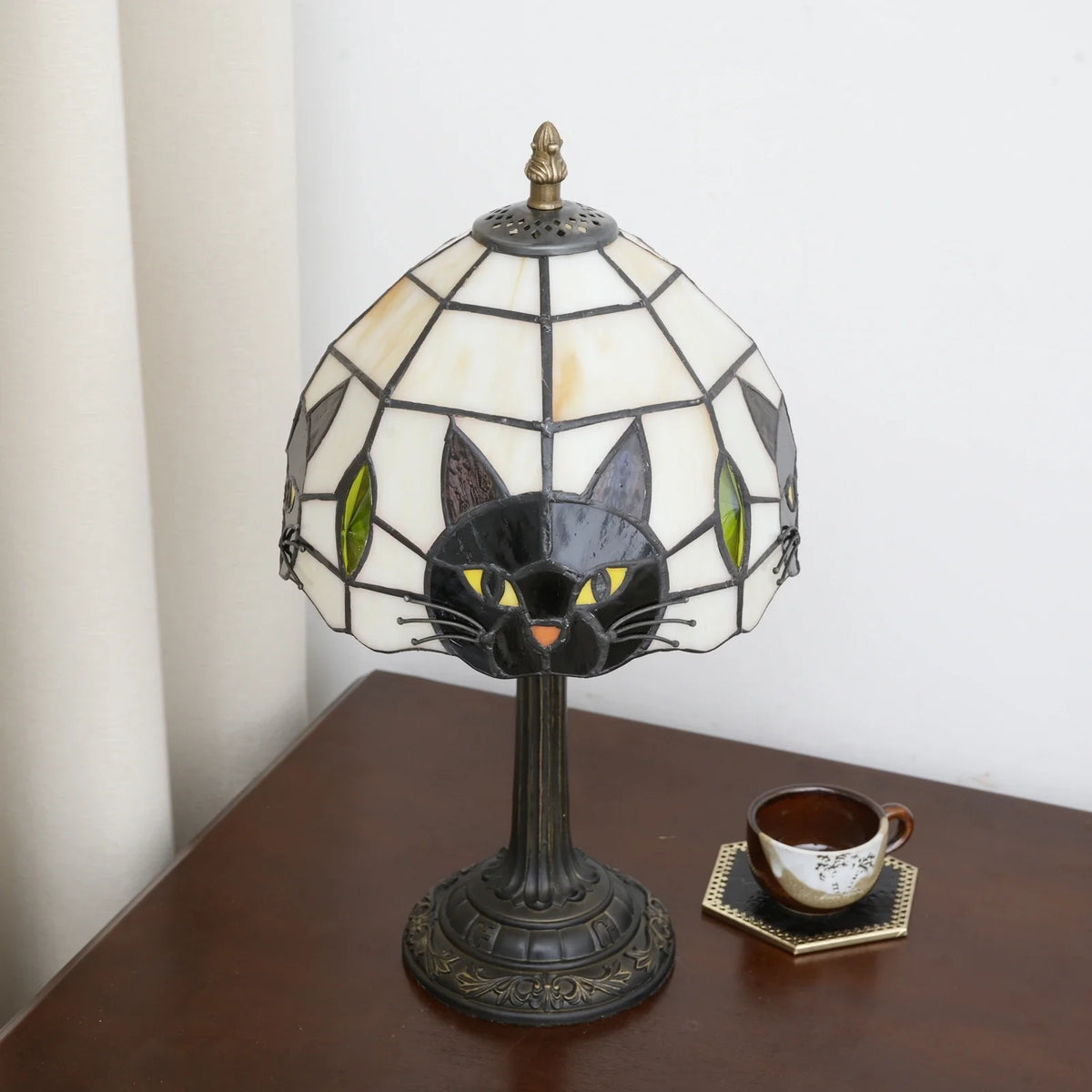 Vintage lampka nocna z witrażowym kloszem i sylwetką kota