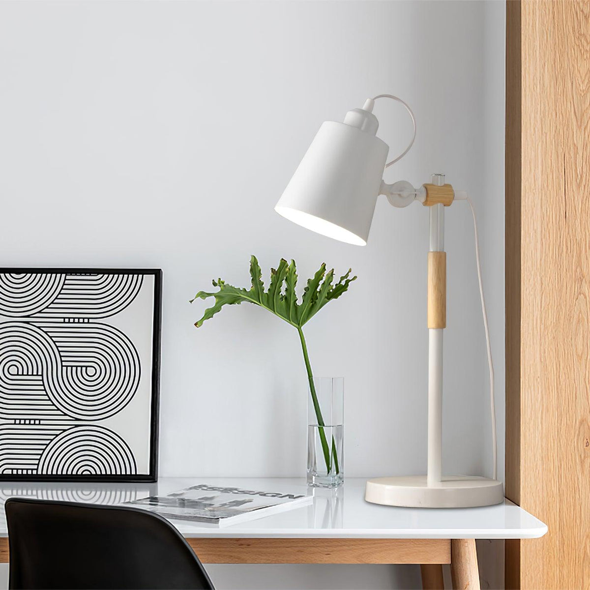 Minimalistische bureaulamp met verstelbare lampenkap om te lezen