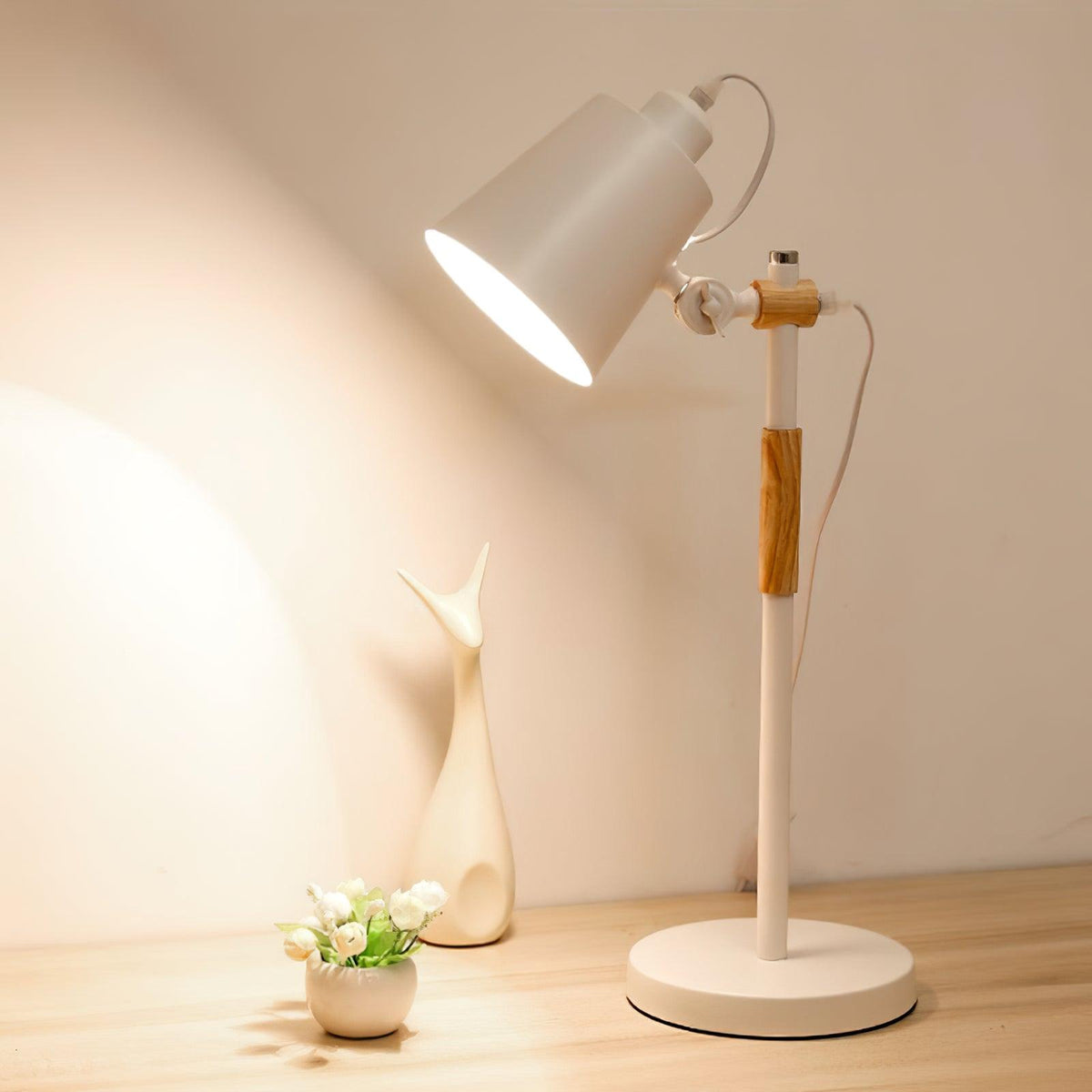 Minimalistische bureaulamp met verstelbare lampenkap om te lezen
