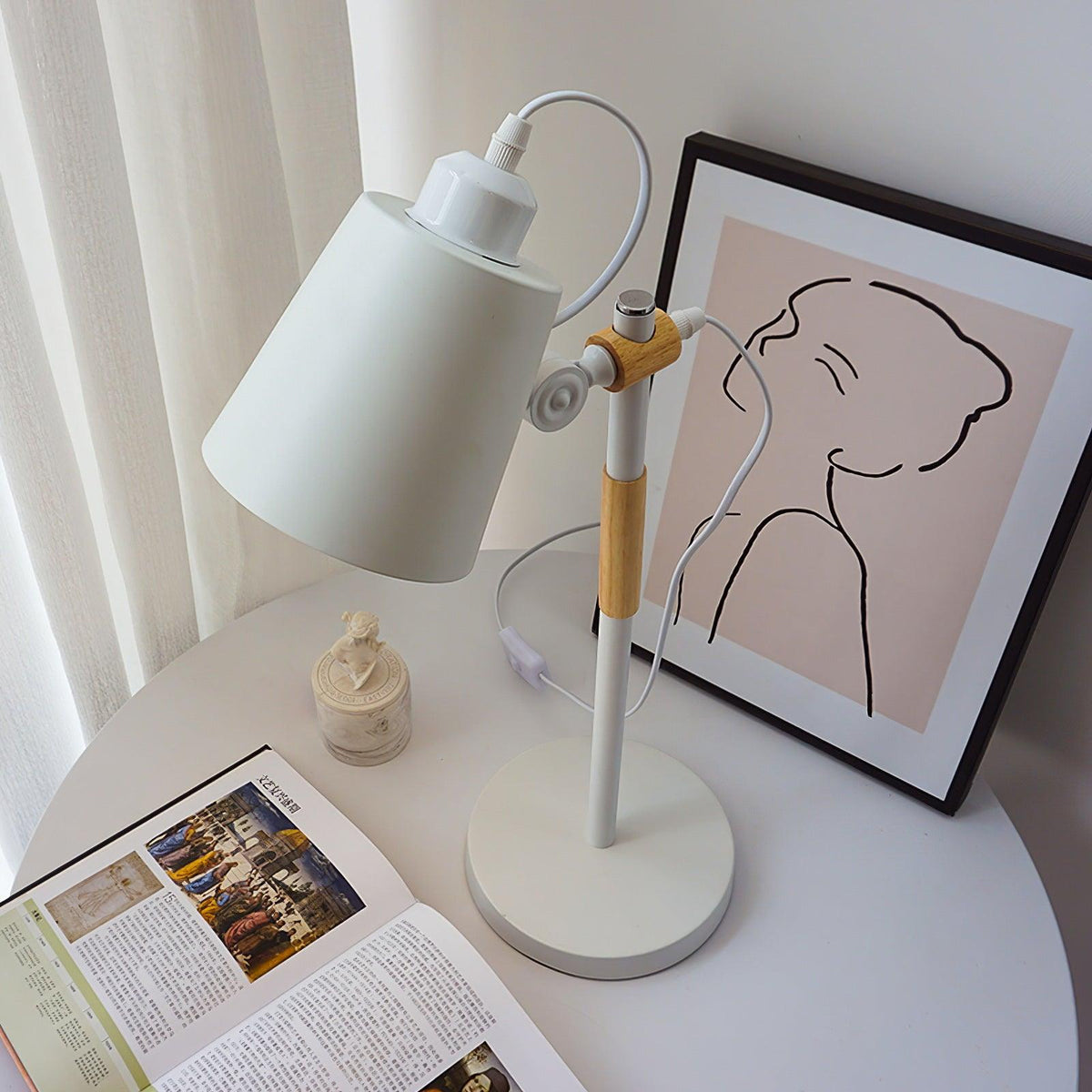 Minimalistische bureaulamp met verstelbare lampenkap om te lezen